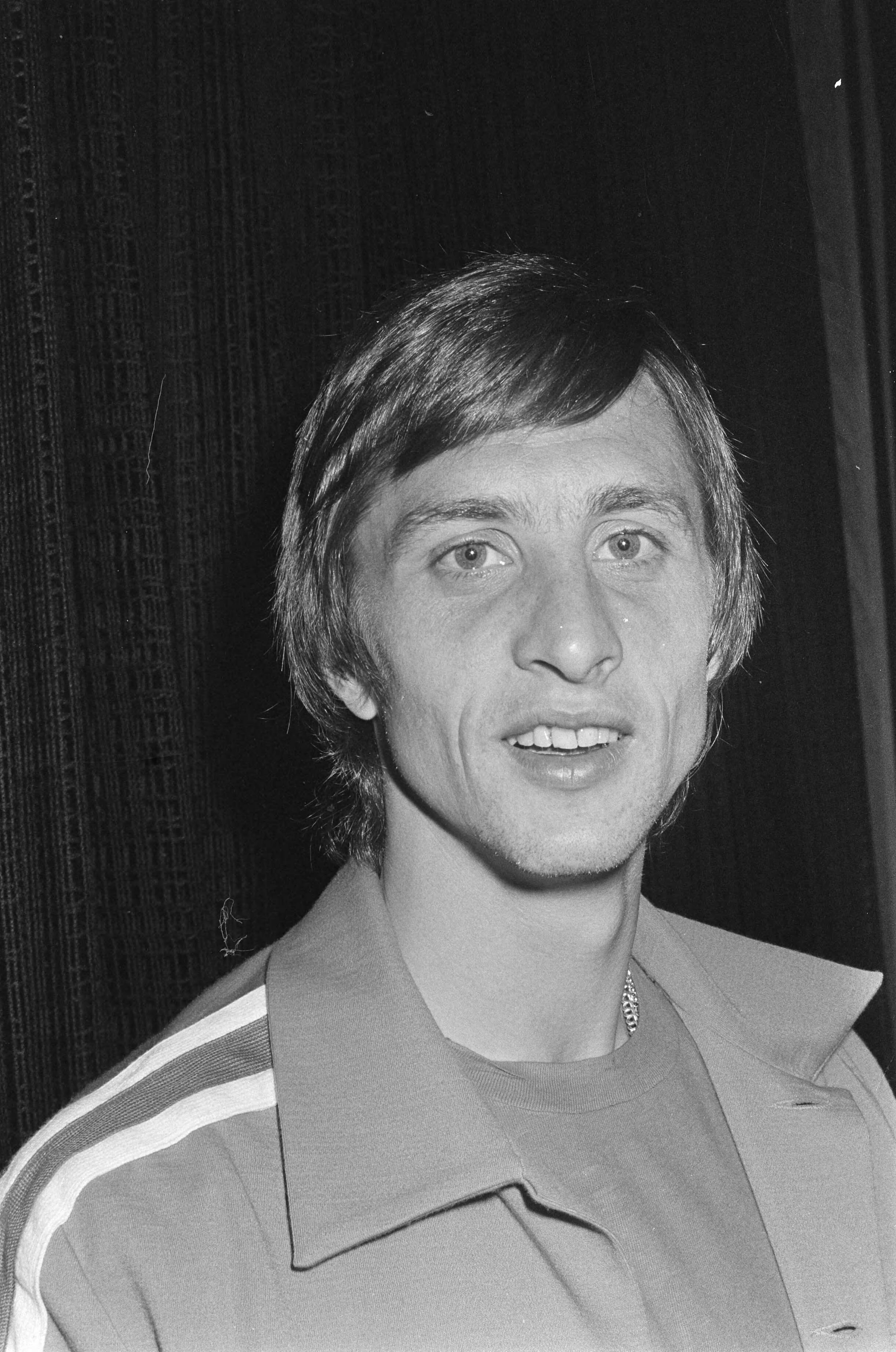 Fotocollectie Anefo — Selectie Nederlands elftal voor WK voetbal 1974 bijeen in Zeist; John Cruijff — Foto: Mieremet, Rob / Anefo. Licentie: Set B: Rechtenvrij / Publiek Domein. Bron: Nationaal Archief. http://hdl.handle.net/10648/ac4c6cb0-d0b4-102d-bcf8-003048976d84