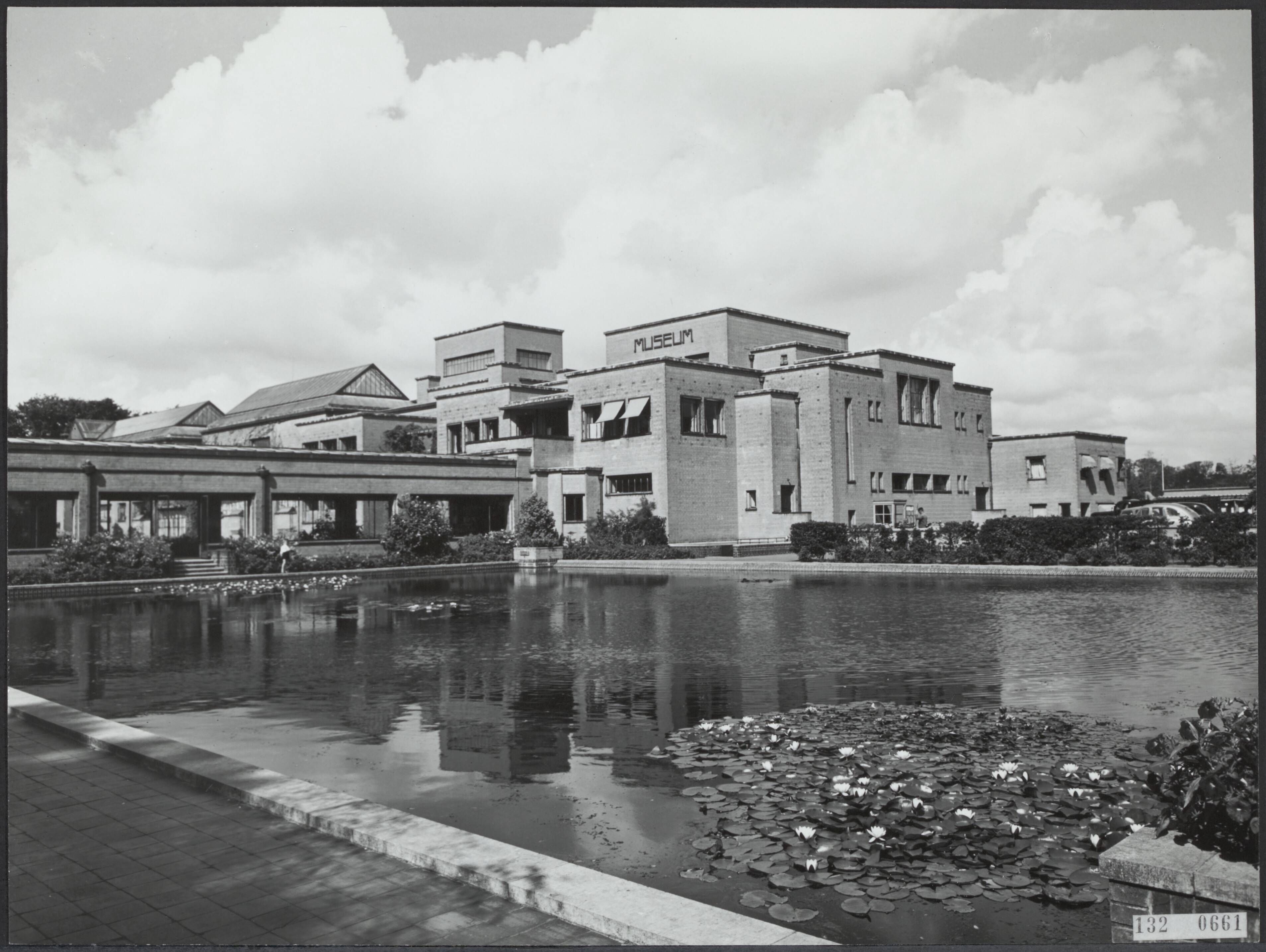 Fotocollectie Rijksvoorlichtingsdienst Eigen — Gemeentemuseum 's-Gravenhage. Arch. H.P. Berlage — Foto: Fotodienst Gemeente Den Haag. Licentie: Set B: Rechtenvrij / Publiek Domein. Bron: Nationaal Archief. http://hdl.handle.net/10648/af54927a-d0b4-102d-bcf8-003048976d84