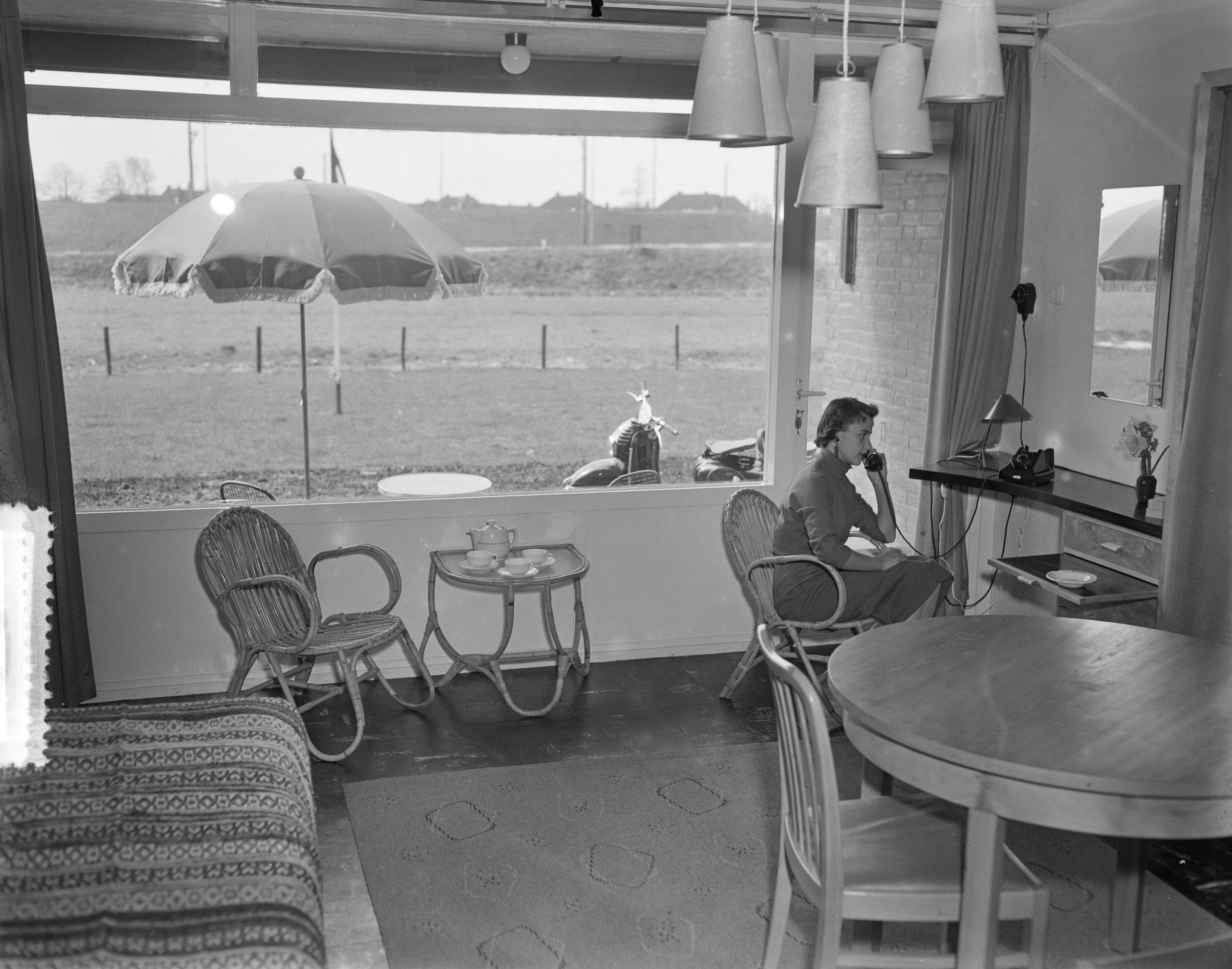 Motel aan de Rijksweg te Voorburg — Motel "Hoornwijck" aan de Rijksweg te Voorburg. Interieur kamer — Foto: Pot, Harry / Anefo. Licentie: Set B: Rechtenvrij / Publiek Domein. Bron: Nationaal Archief. http://hdl.handle.net/10648/a94725be-d0b4-102d-bcf8-003048976d84