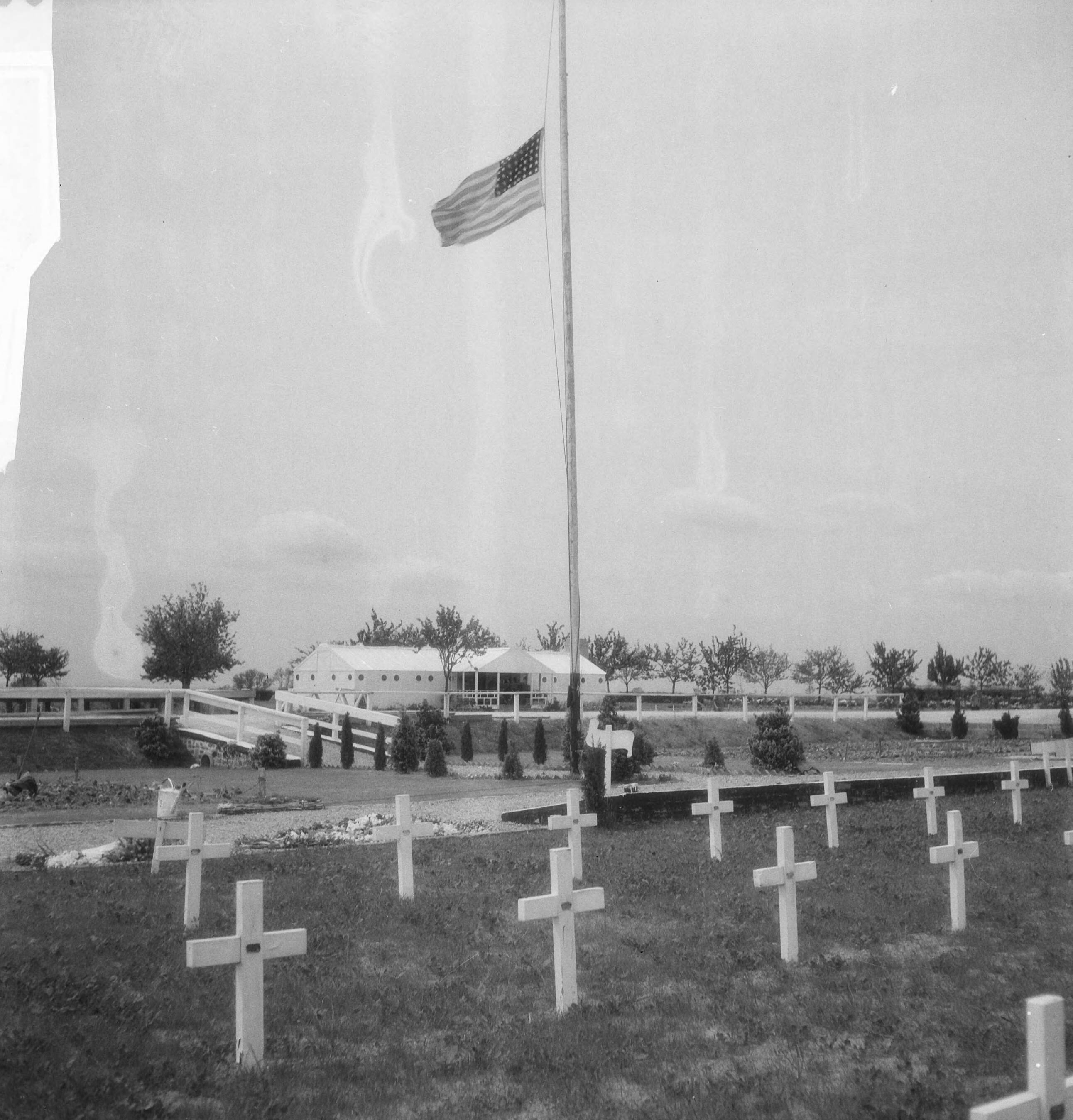 Fotocollectie Anefo — Amerikaanse militaire begraafplaats te Margraten — Foto: Fotograaf Onbekend / Anefo. Licentie: Set B: Rechtenvrij / Publiek Domein. Bron: Nationaal Archief. http://hdl.handle.net/10648/aaca896c-d0b4-102d-bcf8-003048976d84