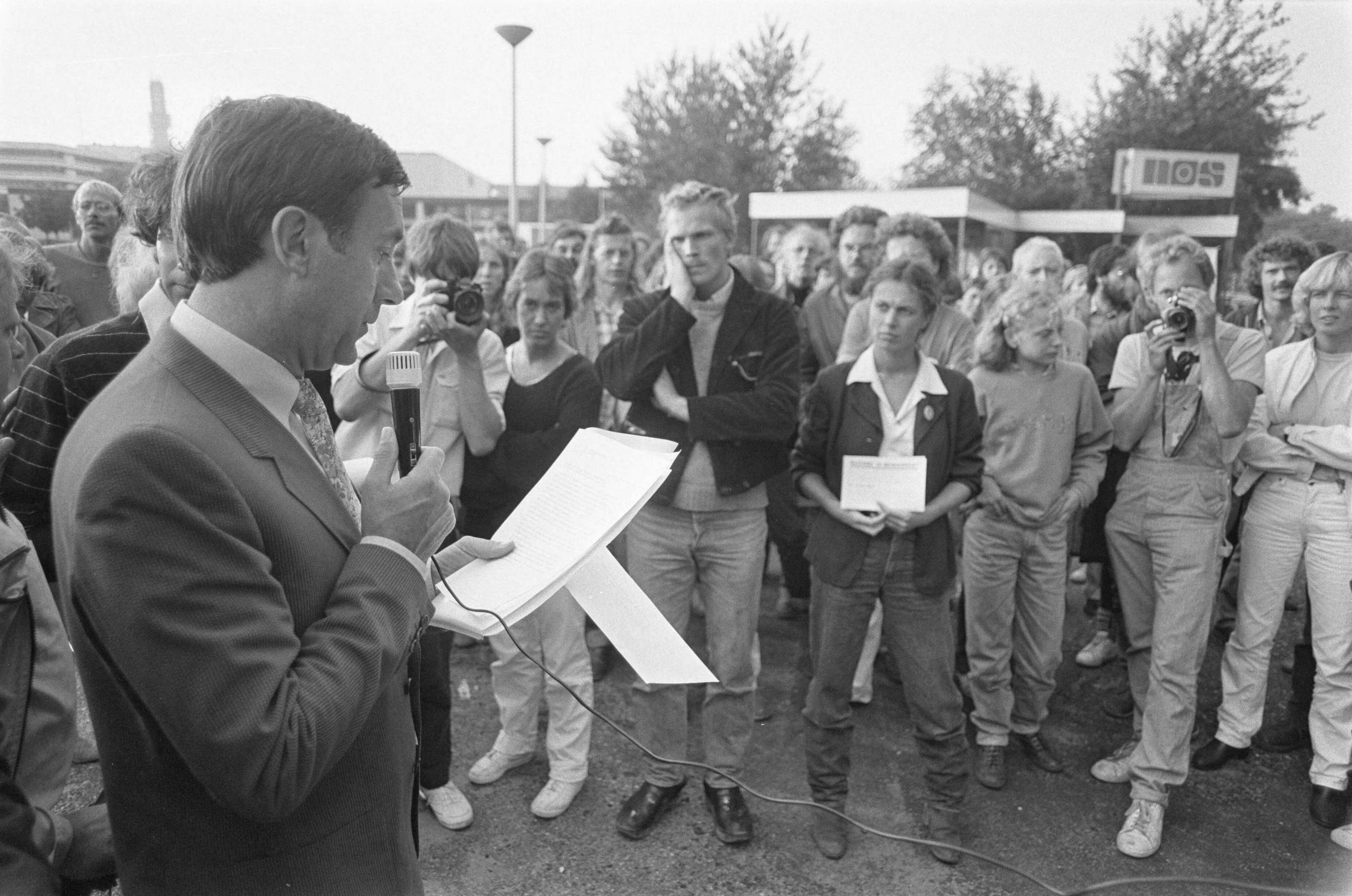 Fotocollectie Anefo — Dem. bij de NOS in Hilversum tegen politieke uitzending van Centrumpartij; wnd hoofd civiele zaken NOS J. G. C. Jansen leest verklaring voor — Foto: Antonisse, Marcel / Anefo. Licentie: Set B: Rechtenvrij / Publiek Domein. Bron: Nationaal Archief. http://hdl.handle.net/10648/ad1d604a-d0b4-102d-bcf8-003048976d84
