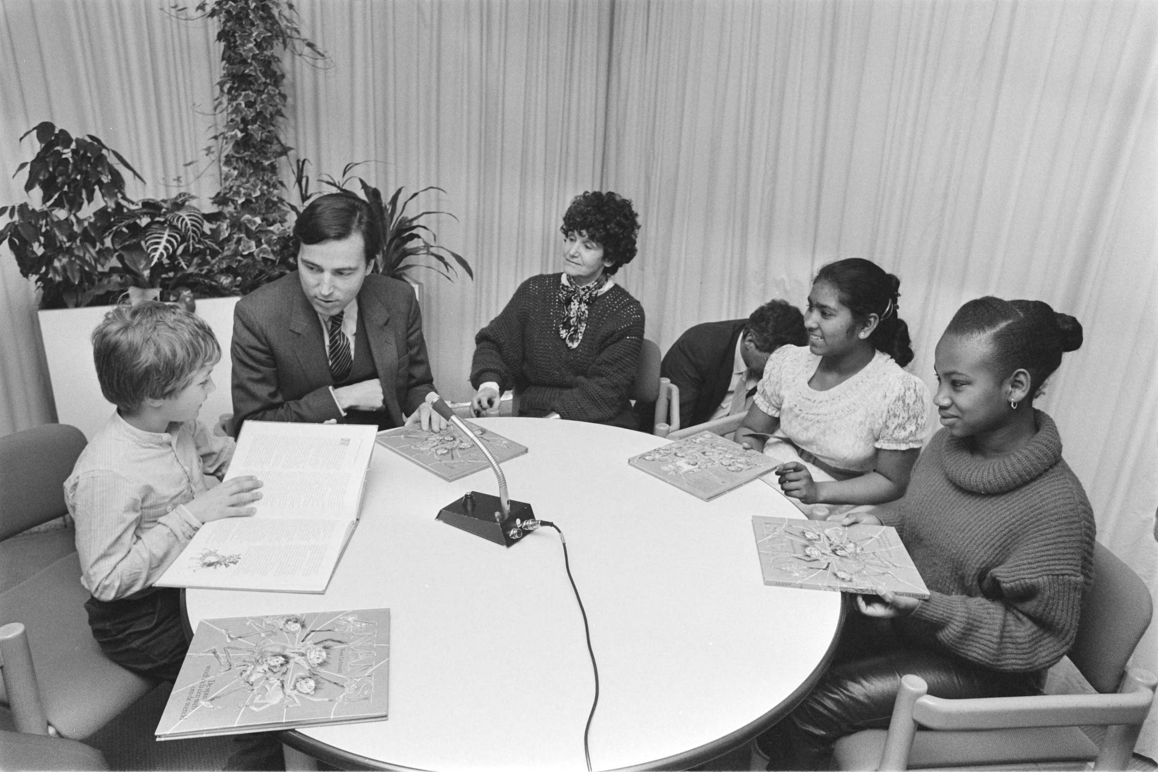 Fotocollectie Anefo — Minister Brinkman ontvangt 1e exemplaar sprookjesboek Anansi ( Den Haag ); minister Brinkman (rond de tafel) — Foto: Bogaerts, Rob / Anefo. Licentie: Set B: Rechtenvrij / Publiek Domein. Bron: Nationaal Archief. http://hdl.handle.net/10648/ad37676a-d0b4-102d-bcf8-003048976d84