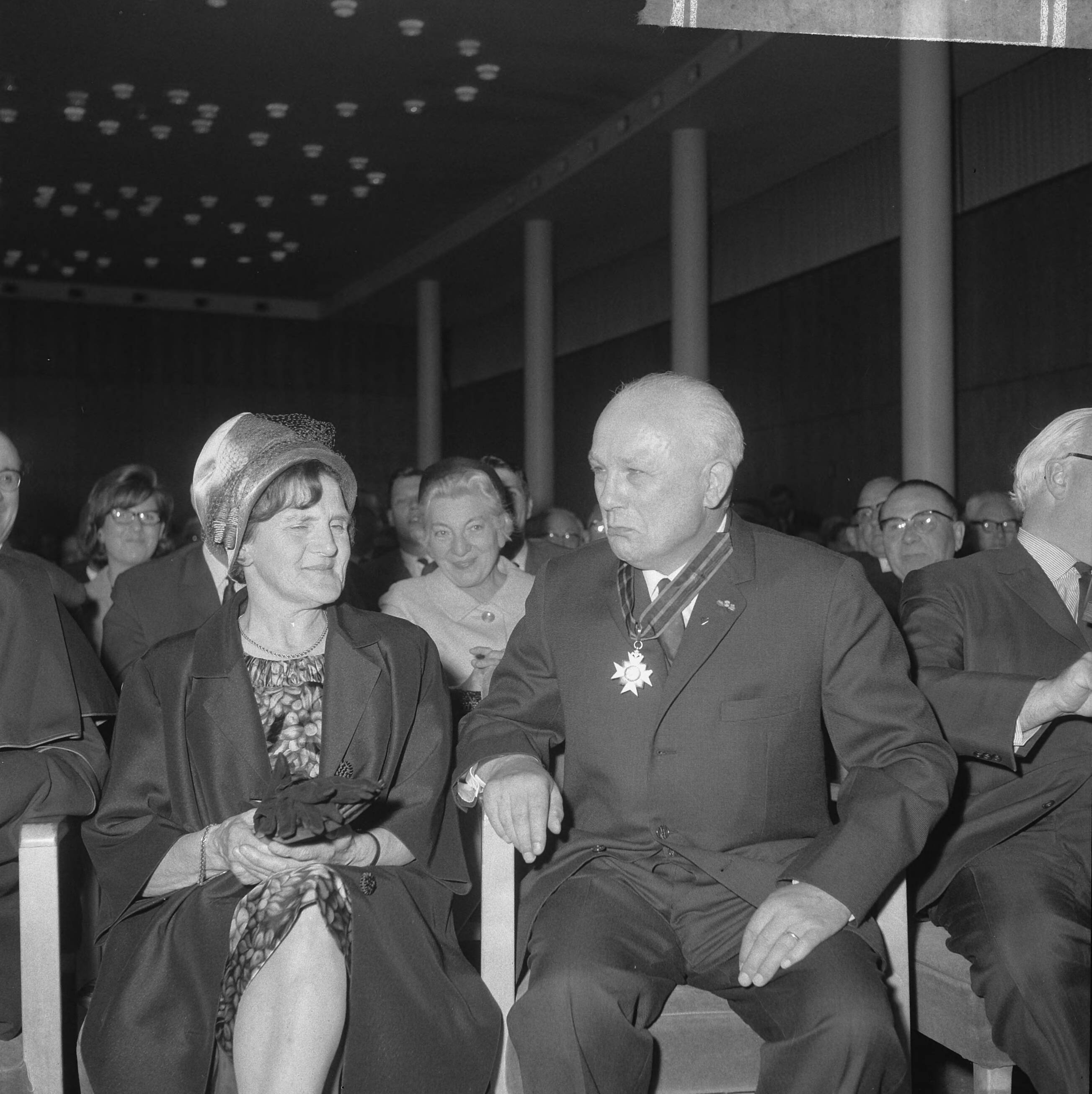 Fotocollectie Anefo — De voormalige voorzitter van het NKV [K.A.B.], J.A. Middelhuis, heeft afscheid genomen tijdens een receptie in de Utrechtse Stadsschouwburg. De heer en mevrouw Middelhuis — Foto: Gelderen, Hugo van / Anefo. Licentie: Set B: Rechtenvrij / Publiek Domein. Bron: Nationaal Archief. http://hdl.handle.net/10648/aa6df594-d0b4-102d-bcf8-003048976d84