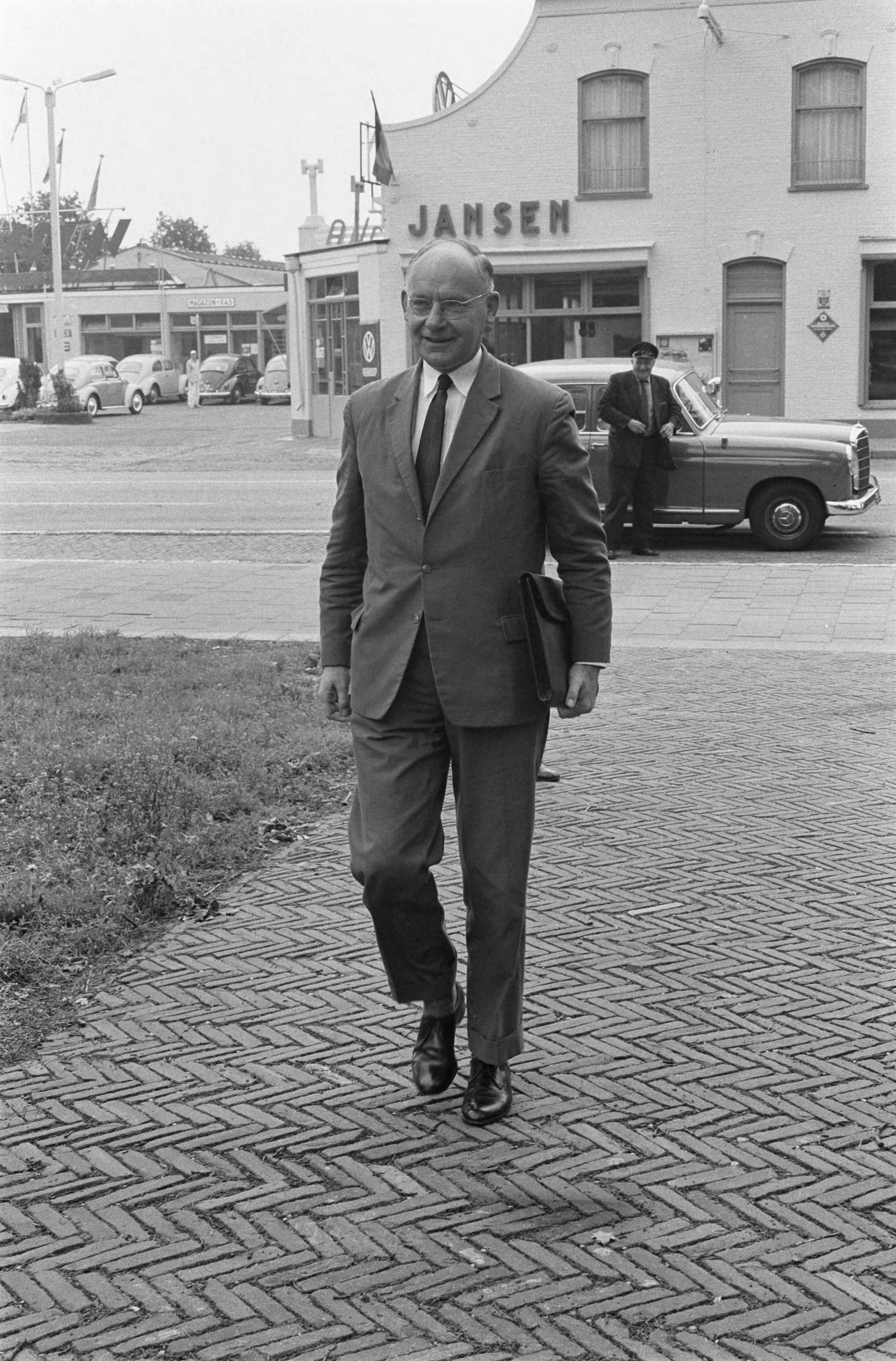 Fotocollectie Anefo — Informateur professor Beel heeft fractievoorzitter PVDA professor Vondeling ontvangen. Professor Vondeling arriveert bij e woning van prof. Beel in Wassenaar — Foto: Pot, Harry / Anefo. Licentie: Set B: Rechtenvrij / Publiek Domein. Bron: Nationaal Archief. http://hdl.handle.net/10648/aa3d68a2-d0b4-102d-bcf8-003048976d84
