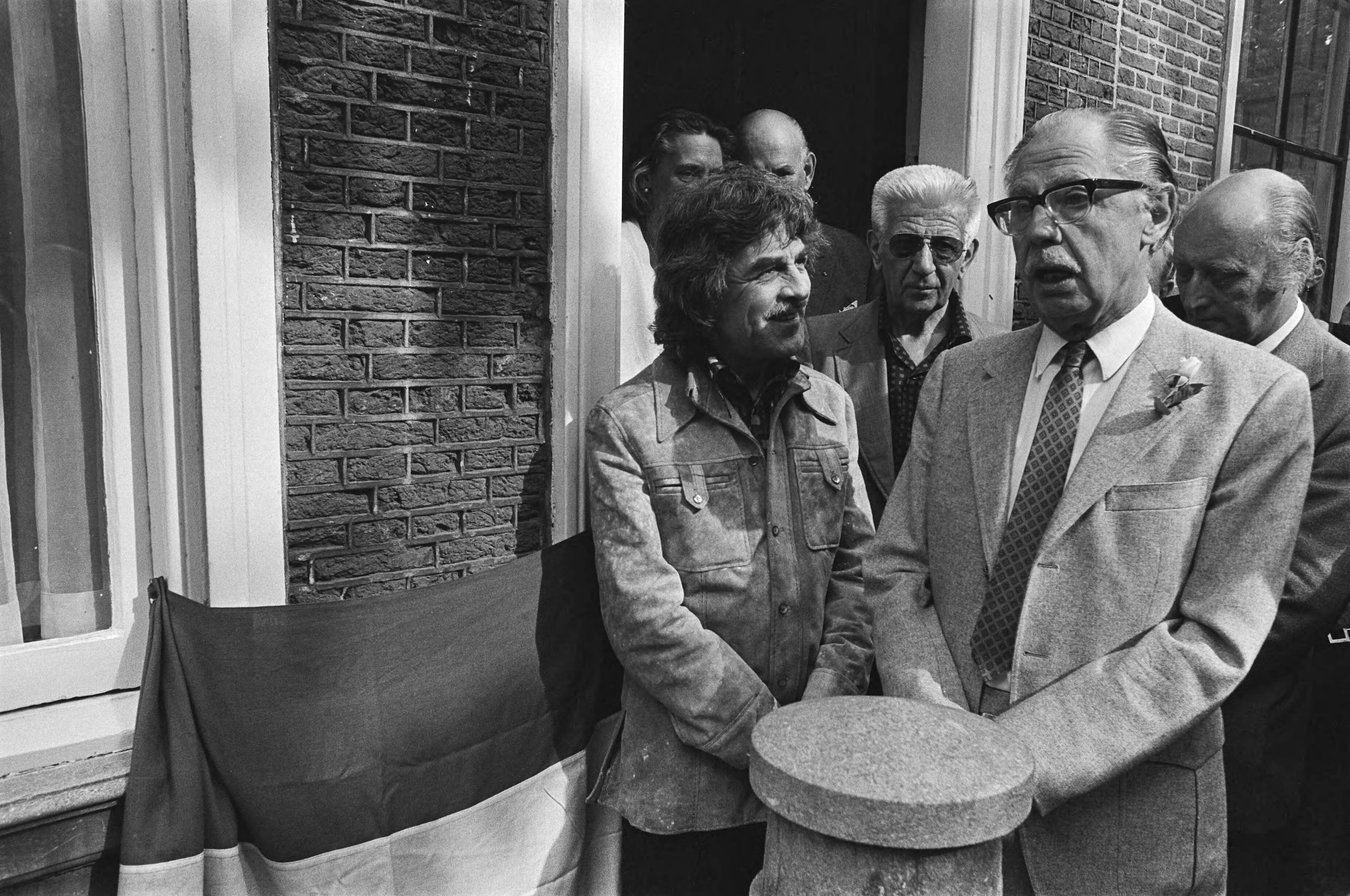 Fotocollectie Anefo — Gedenkstenen Mata Hari en Fie Carelsen in Den Haag , Paul Steenbergen en Wim Ibo (links) onthullen steen van Fie Carelsen — Foto: Peters, Hans / Anefo. Licentie: Set B: Rechtenvrij / Publiek Domein. Bron: Nationaal Archief. http://hdl.handle.net/10648/ac8b475a-d0b4-102d-bcf8-003048976d84