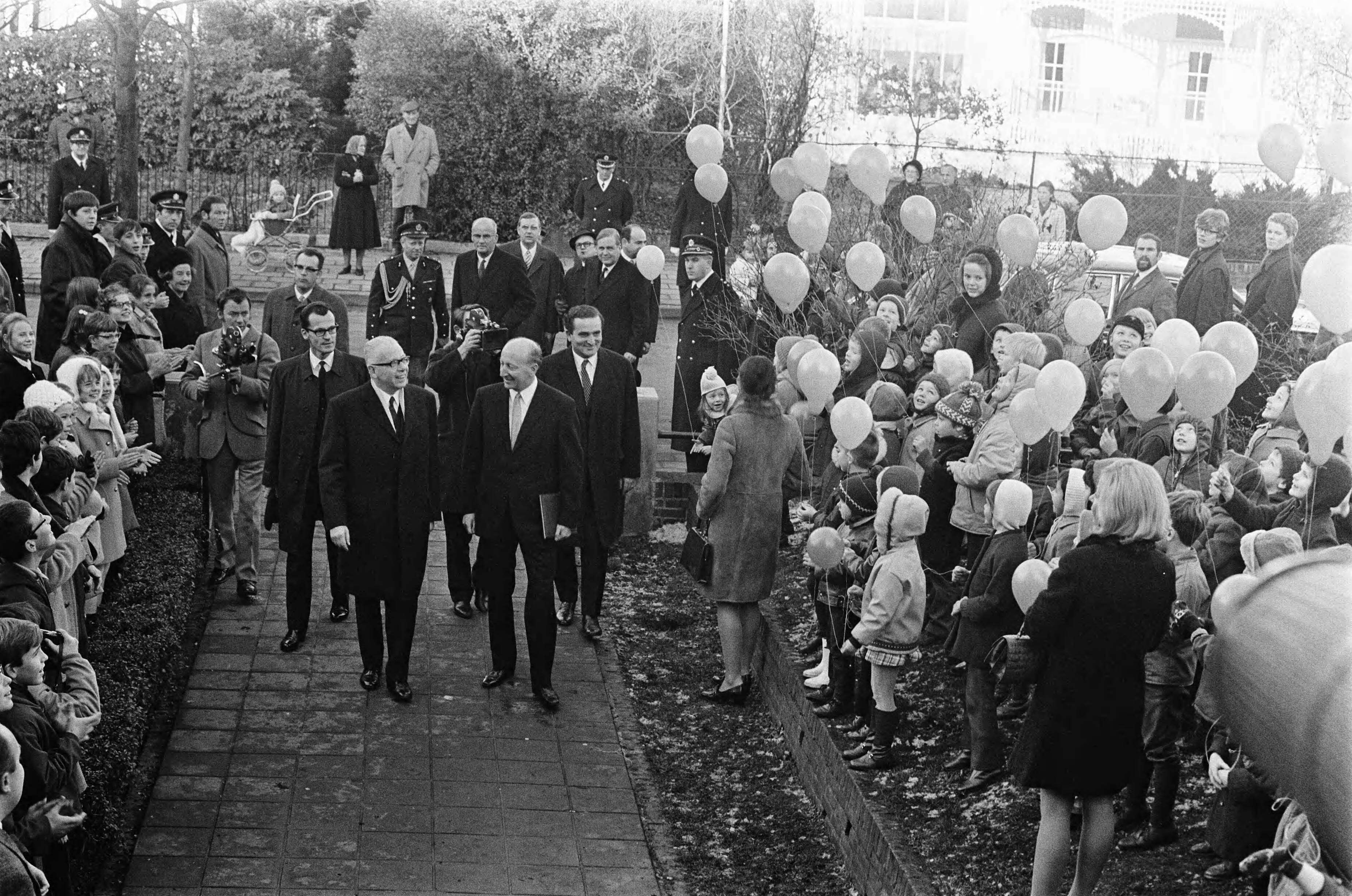Fotocollectie Anefo — President Heinemann bezoekt Duitse school in Den Haag . President Heinemann loopt door haag van kinderen met balonnen — Foto: Verhoeff, Bert / Anefo. Licentie: Set B: Rechtenvrij / Publiek Domein. Bron: Nationaal Archief. http://hdl.handle.net/10648/ab8377c4-d0b4-102d-bcf8-003048976d84