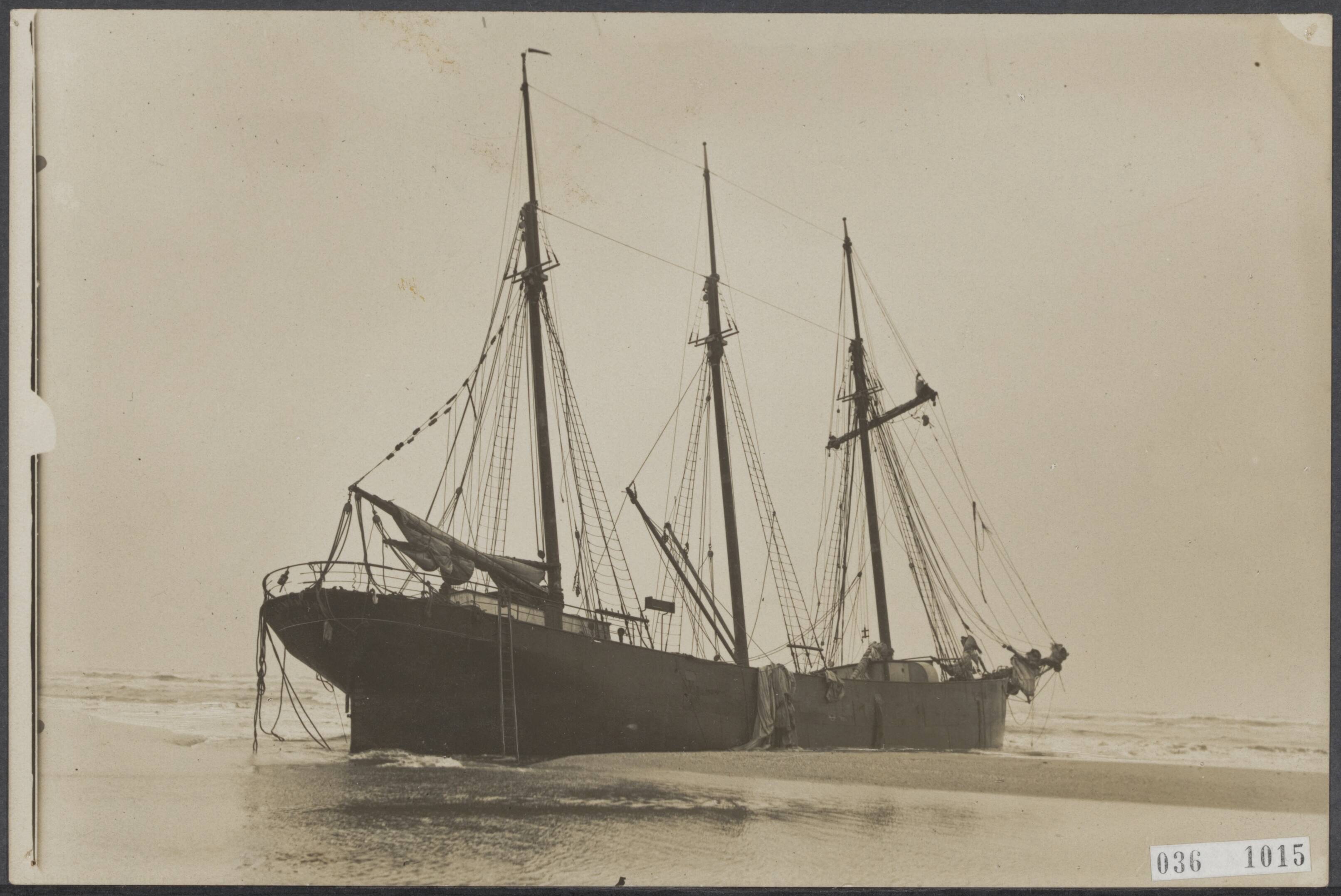 Fotocollectie Elsevier Binnenland — Bijschrift "Het voor een paar weken geleden gestrande schip "Hermanos" uit Rotterdam even voorbij Zandvoort" — Foto: Werf, […] van de. Licentie: Set B: Rechtenvrij / Publiek Domein. Bron: Nationaal Archief. http://hdl.handle.net/10648/aded520a-d0b4-102d-bcf8-003048976d84