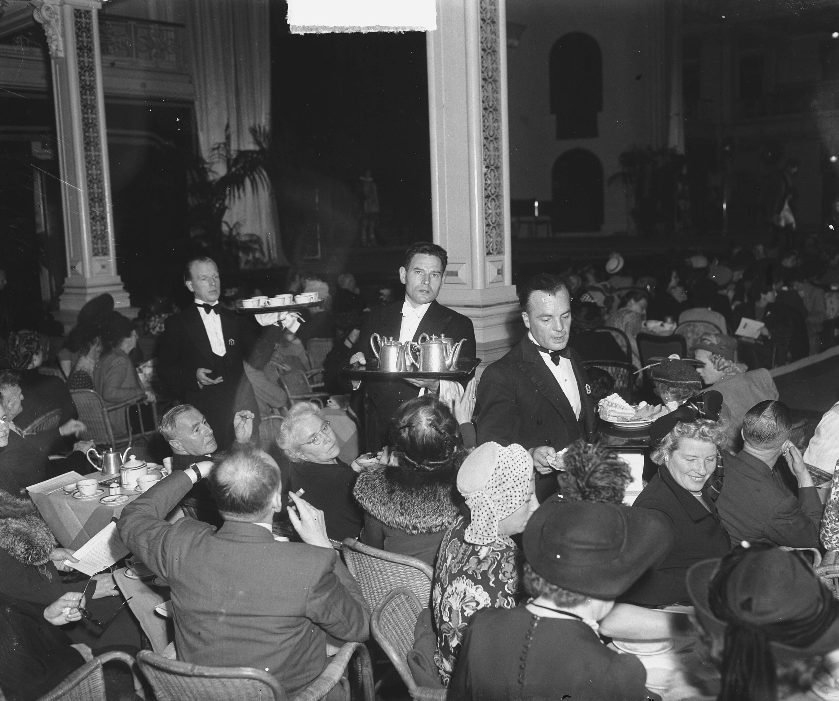 Fotocollectie Anefo — Juwelen- en modeshow in het Kurhaus te Scheveningen — Foto: Merk, Ben / Anefo. Licentie: Set B: Rechtenvrij / Publiek Domein. Bron: Nationaal Archief. http://hdl.handle.net/10648/a8bdd0fc-d0b4-102d-bcf8-003048976d84