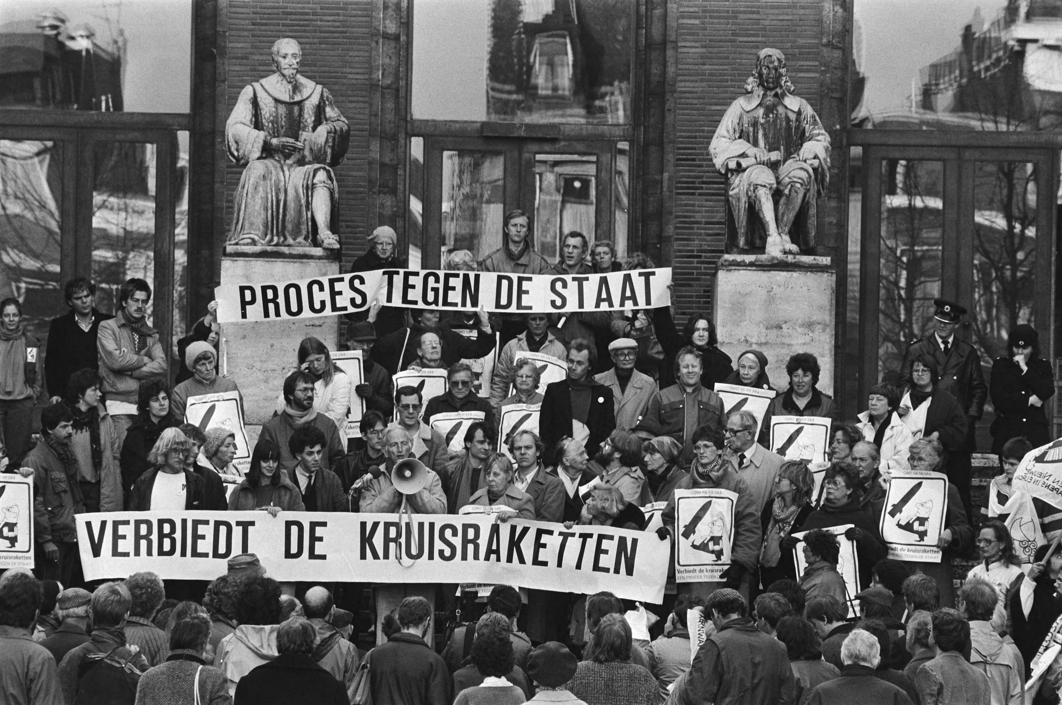 Fotocollectie Anefo — Stichting Verbiedt de Kruisraketten heeft in Den Haag het proces tegen Staat der Nederlanden aanhangig gemaakt met indiening van dagvaarding — Foto: Bogaerts, Rob / Anefo. Licentie: Set B: Rechtenvrij / Publiek Domein. Bron: Nationaal Archief. http://hdl.handle.net/10648/ad4002bc-d0b4-102d-bcf8-003048976d84