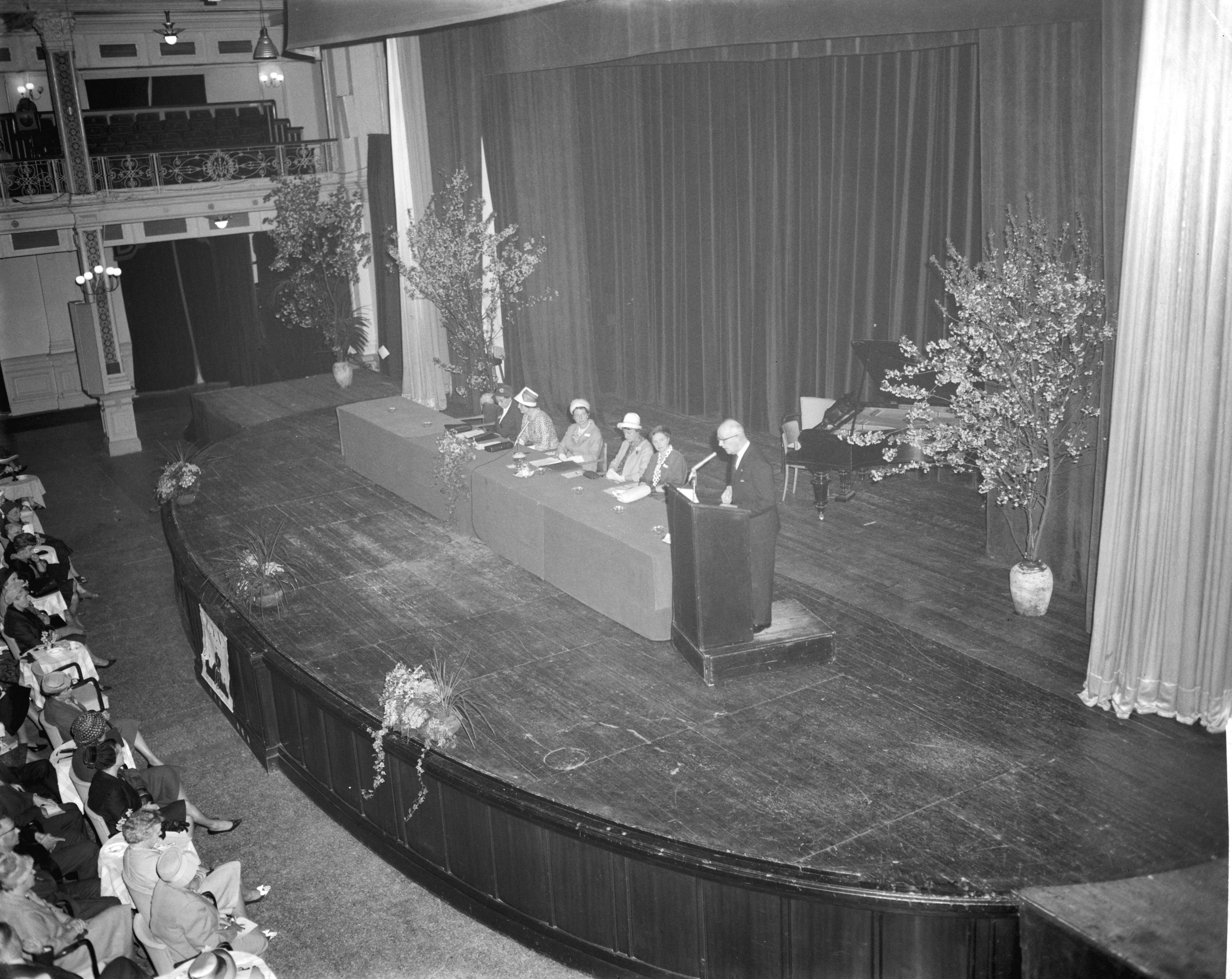 Fotocollectie Anefo — Tiende landdag UVV in het Kurhaus te Scheveningen. Toespraak van de burgemeester van Den Haag, mr. H.A.M.T. Kolfschoten — Foto: Bilsen, Joop van / Anefo. Licentie: Set B: Rechtenvrij / Publiek Domein. Bron: Nationaal Archief. http://hdl.handle.net/10648/aa042114-d0b4-102d-bcf8-003048976d84