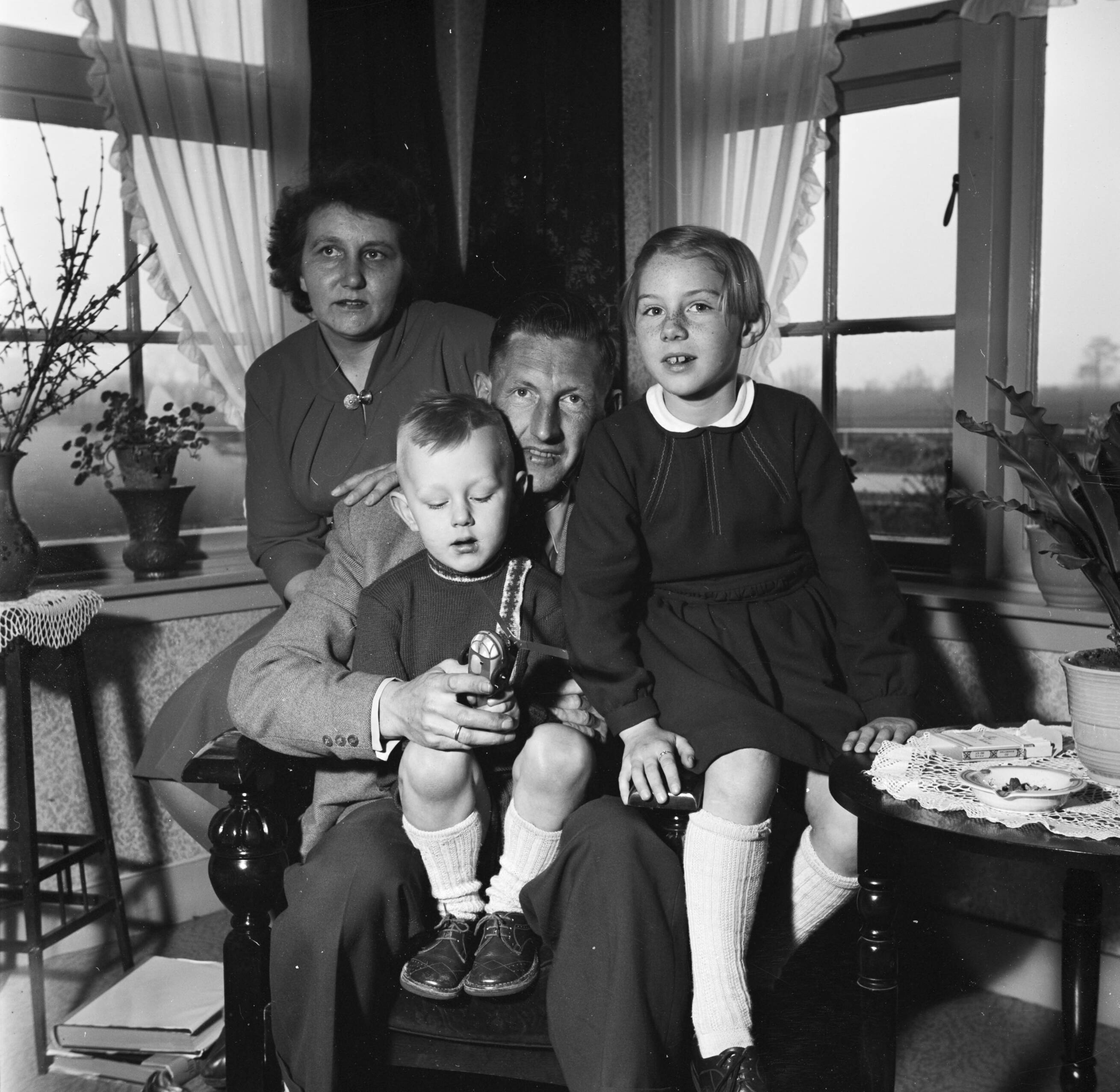 Fotocollectie Van de Poll — Gerard, zijn vrouw en hun beide kinderen in de huiskamer — Foto: Poll, Willem van de. Licentie: Set B: Rechtenvrij / Publiek Domein. Bron: Nationaal Archief. http://hdl.handle.net/10648/aeccd52e-d0b4-102d-bcf8-003048976d84
