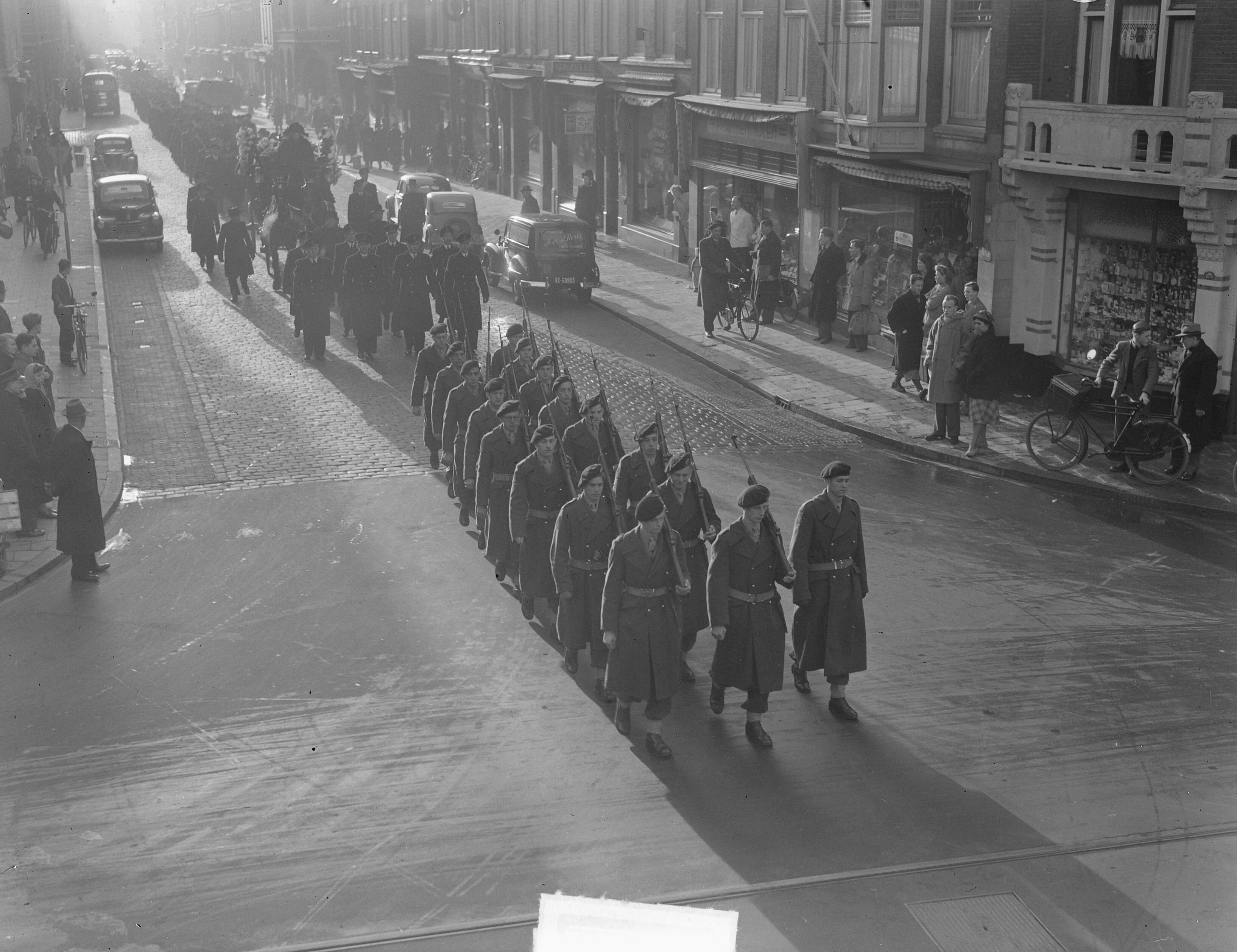 BEgrafenis van luitenant-ter-zee 2e klasse F. Langenbach te Den Haag — Foto: Duinen, H. van / Anefo. — Licentie: Set B: Rechtenvrij / Publiek Domein. Bron: Nationaal Archief. http://hdl.handle.net/10648/a8e52314-d0b4-102d-bcf8-003048976d84
