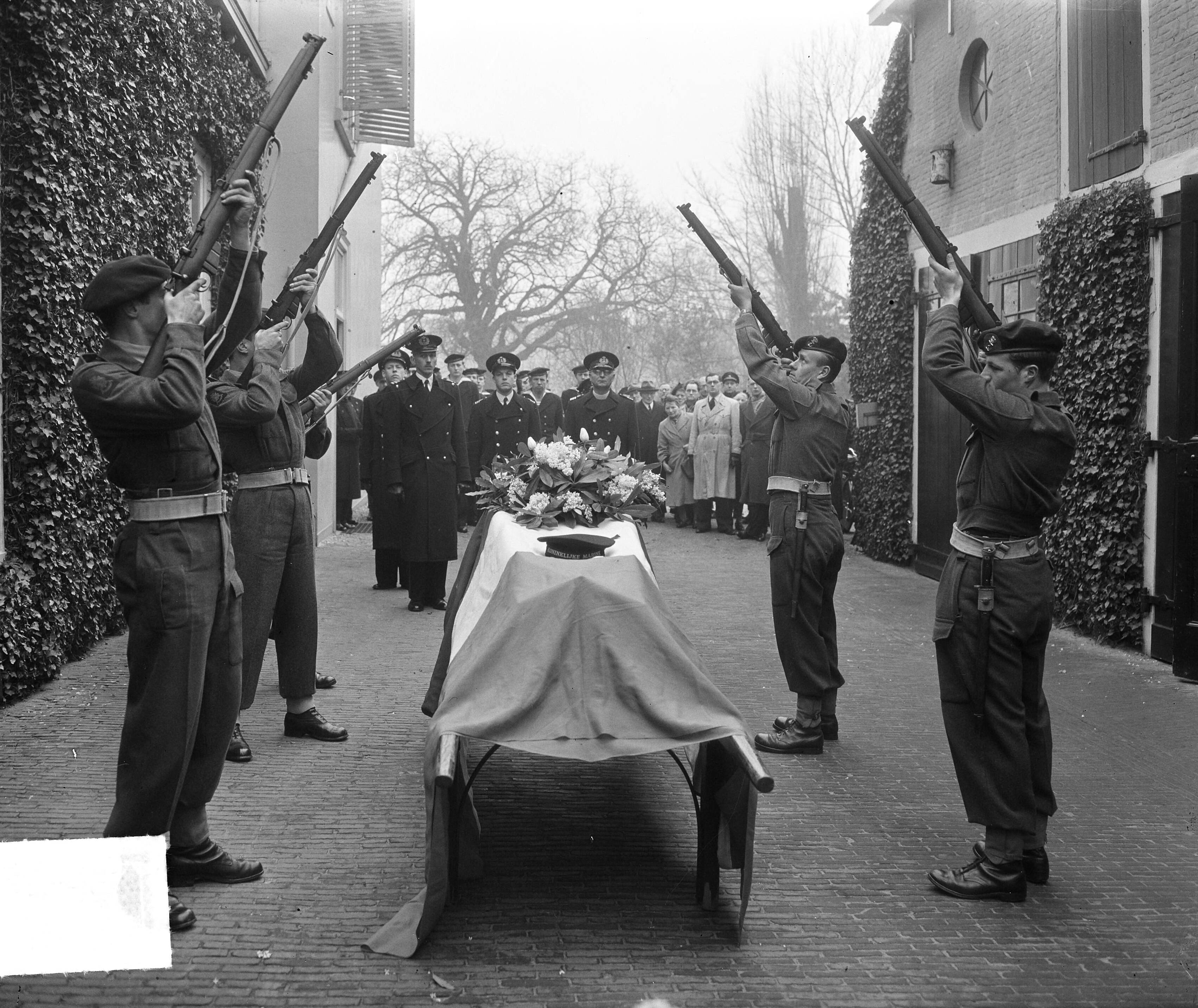 Begrafenis van matroos D.P. Schraven te Den Haag — Foto: Duinen, H. van / Anefo. — Licentie: Set B: Rechtenvrij / Publiek Domein. Bron: Nationaal Archief. http://hdl.handle.net/10648/a8e717fa-d0b4-102d-bcf8-003048976d84