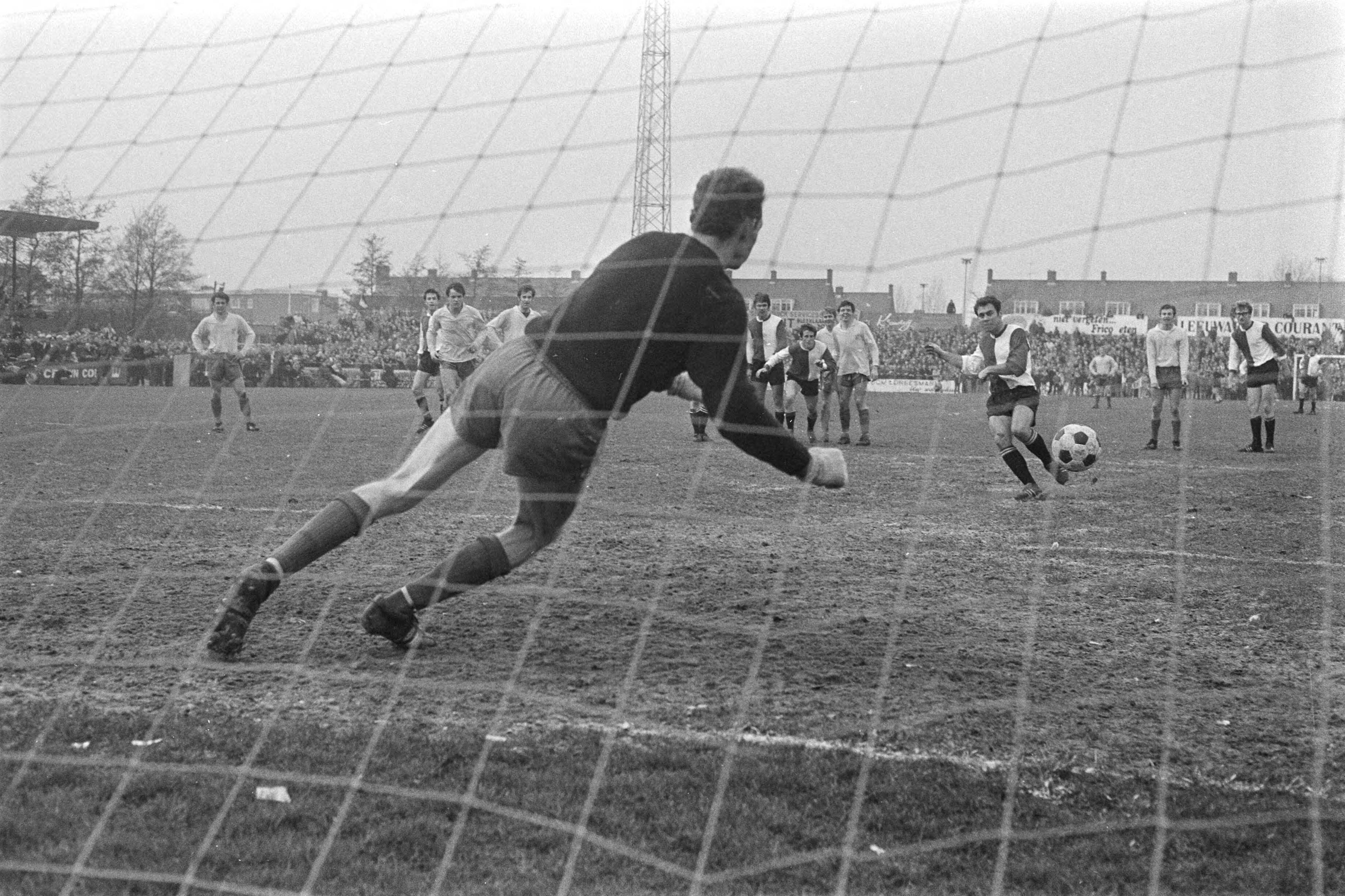 Voetbalwedstrijd voor de KNVB beker Cambuur Leeuwarden - Feyenoord: 0-3 — Doelpunt voor Feyenoord — Foto: Fotograaf Onbekend / Anefo. Licentie: Set B: Rechtenvrij / Publiek Domein. Bron: Nationaal Archief. http://hdl.handle.net/10648/abb731a4-d0b4-102d-bcf8-003048976d84