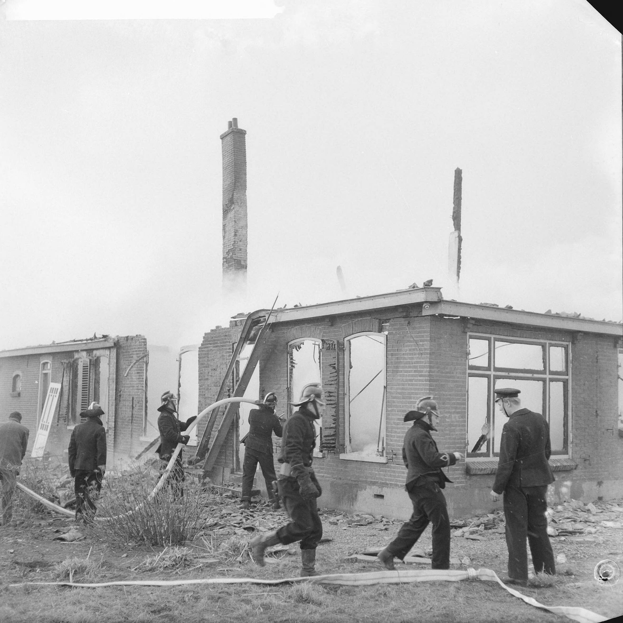 Fotocollectie Anefo — Brand in boerderij aan de Spaarndammerdijk. Opdracht Trouw — Foto: Gelderen, Hugo van / Anefo. Licentie: Set B: Rechtenvrij / Publiek Domein. Bron: Nationaal Archief. http://hdl.handle.net/10648/a9fa9464-d0b4-102d-bcf8-003048976d84