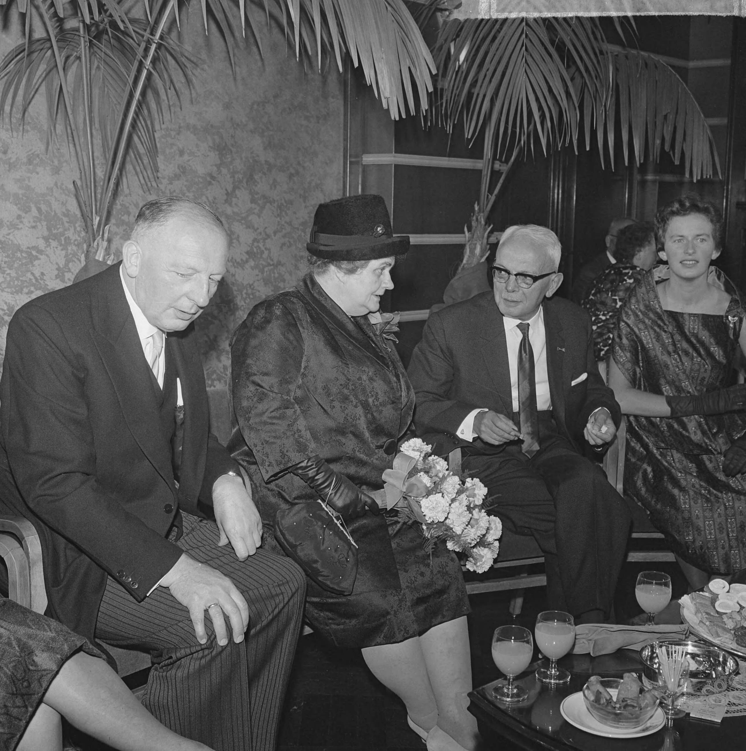 Fotocollectie Anefo — G.H. Hoek 25 jaar bij de NCRV in dienst. Rechts de NCRV-voorzitter mr. A.B. Roosjen — Foto: Koch, Eric / Anefo. Licentie: Set B: Rechtenvrij / Publiek Domein. Bron: Nationaal Archief. http://hdl.handle.net/10648/aa47c720-d0b4-102d-bcf8-003048976d84