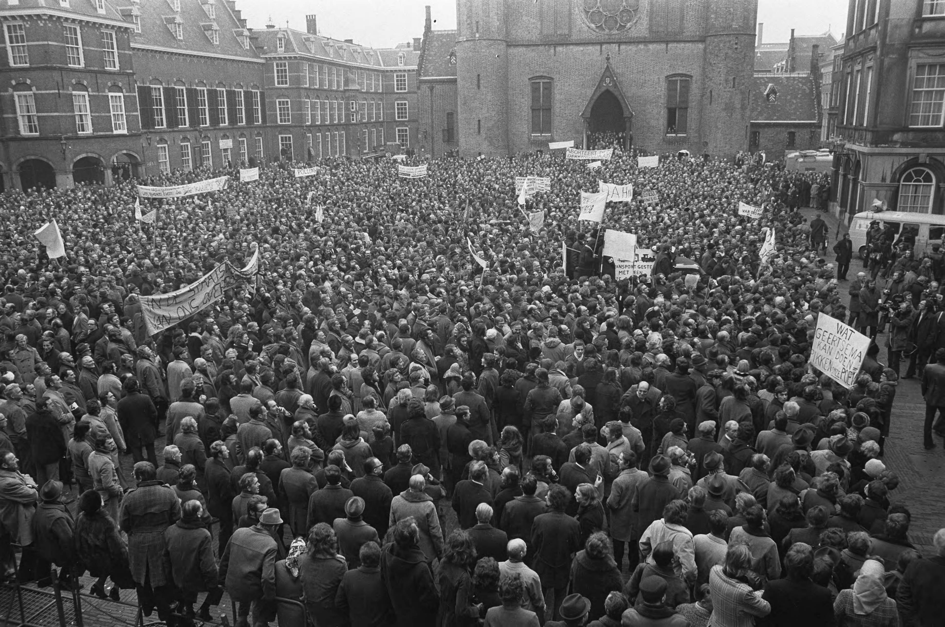 Fotocollectie Anefo — Ambtenaren (meer dan 40.000) demonstreren in Den Haag , de demonstranten op Binnenhof — Foto: Peters, Hans / Anefo. Licentie: Set B: Rechtenvrij / Publiek Domein. Bron: Nationaal Archief. http://hdl.handle.net/10648/ac244f1e-d0b4-102d-bcf8-003048976d84