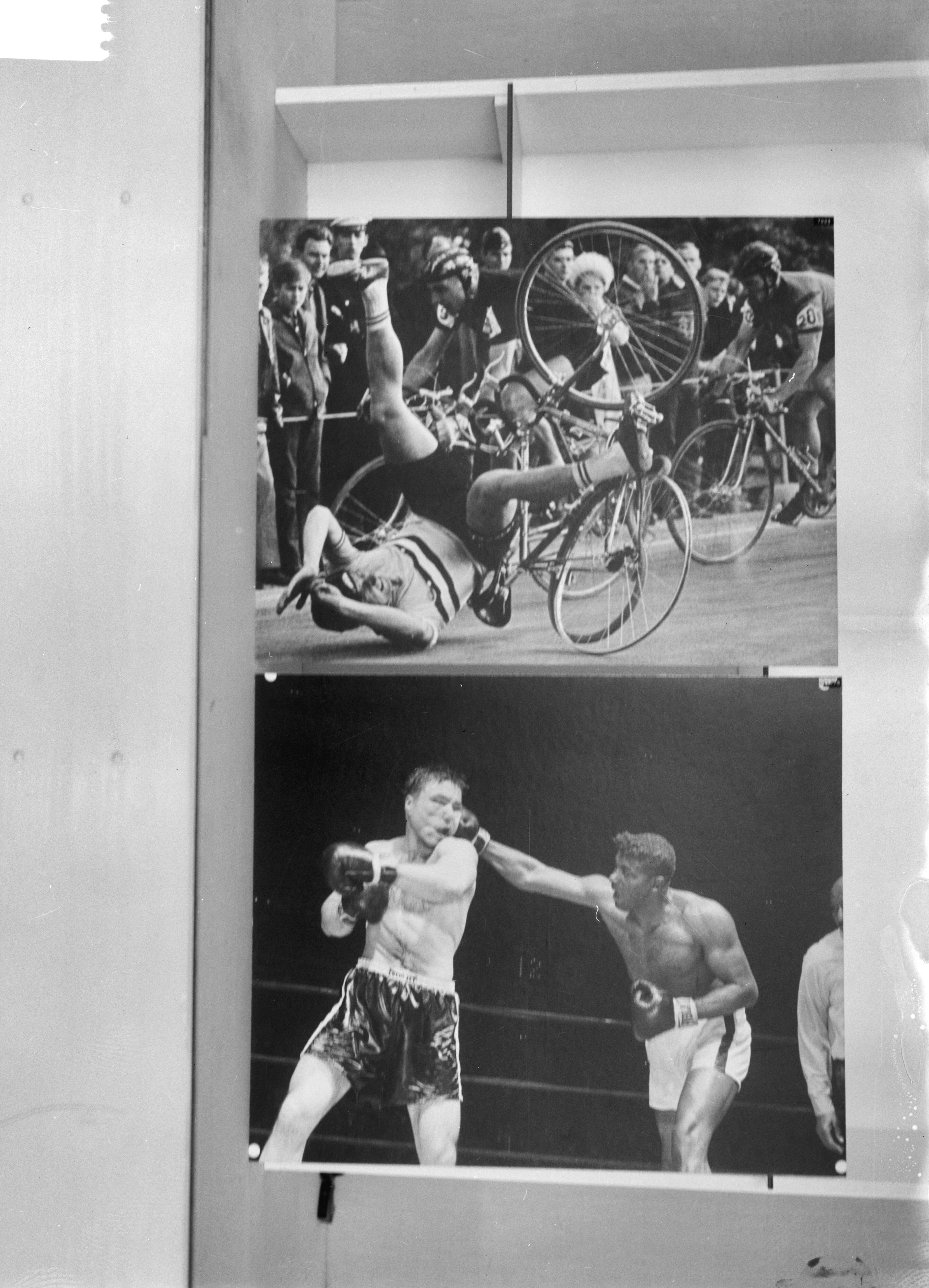 Fotocollectie Anefo — Fotografiewedstrijd World Press Photo in het Gemeentemuseum te Den Haag; twee van de ingezonden sportfoto's — Foto: Bilsen, Joop van / Anefo. Licentie: Set B: Rechtenvrij / Publiek Domein. Bron: Nationaal Archief. http://hdl.handle.net/10648/aad0fc34-d0b4-102d-bcf8-003048976d84