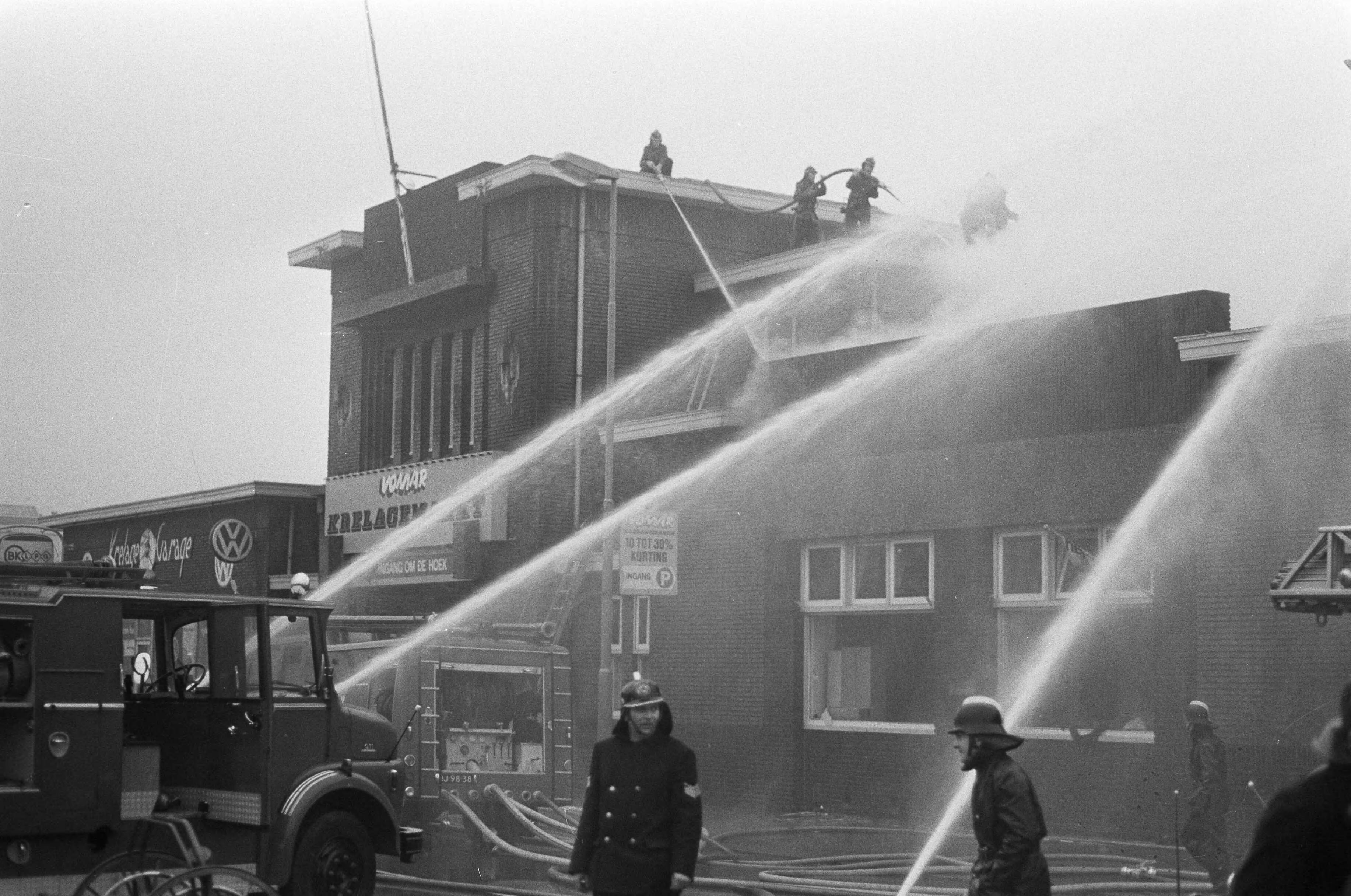 Fotocollectie Anefo — Brand in supermarkt te Haarlem — Foto: Peters, Hans / Anefo. Licentie: Set B: Rechtenvrij / Publiek Domein. Bron: Nationaal Archief. http://hdl.handle.net/10648/ac20cf2e-d0b4-102d-bcf8-003048976d84