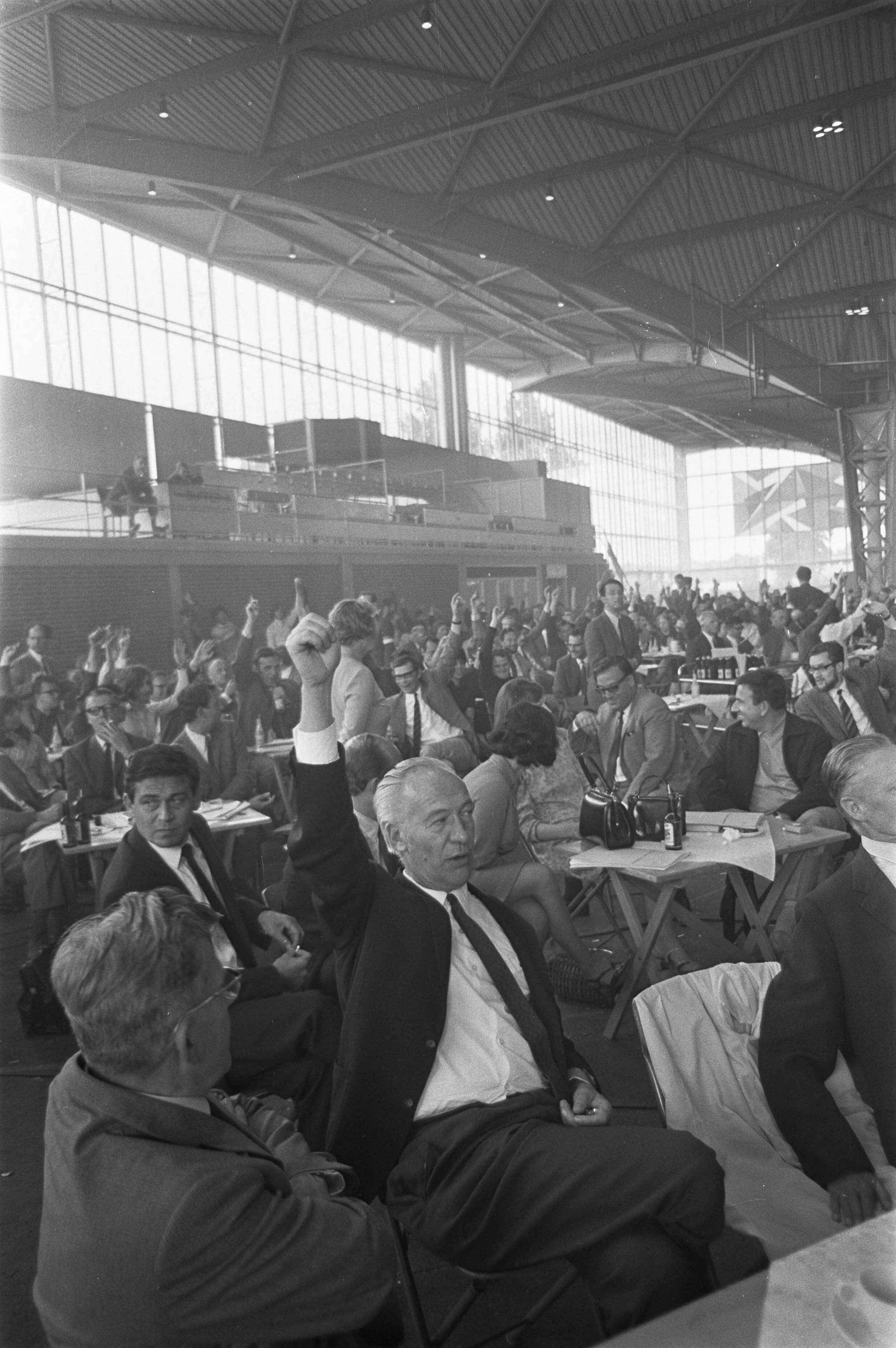 Fotocollectie Anefo — Algemene Ledenvergadering VPRO in Expohal Hilversum. Nummer 23 Ds. H. J. Diekerhof — Foto: Nijs, Jac. de / Anefo. Licentie: Set B: Rechtenvrij / Publiek Domein. Bron: Nationaal Archief. http://hdl.handle.net/10648/ab44da28-d0b4-102d-bcf8-003048976d84