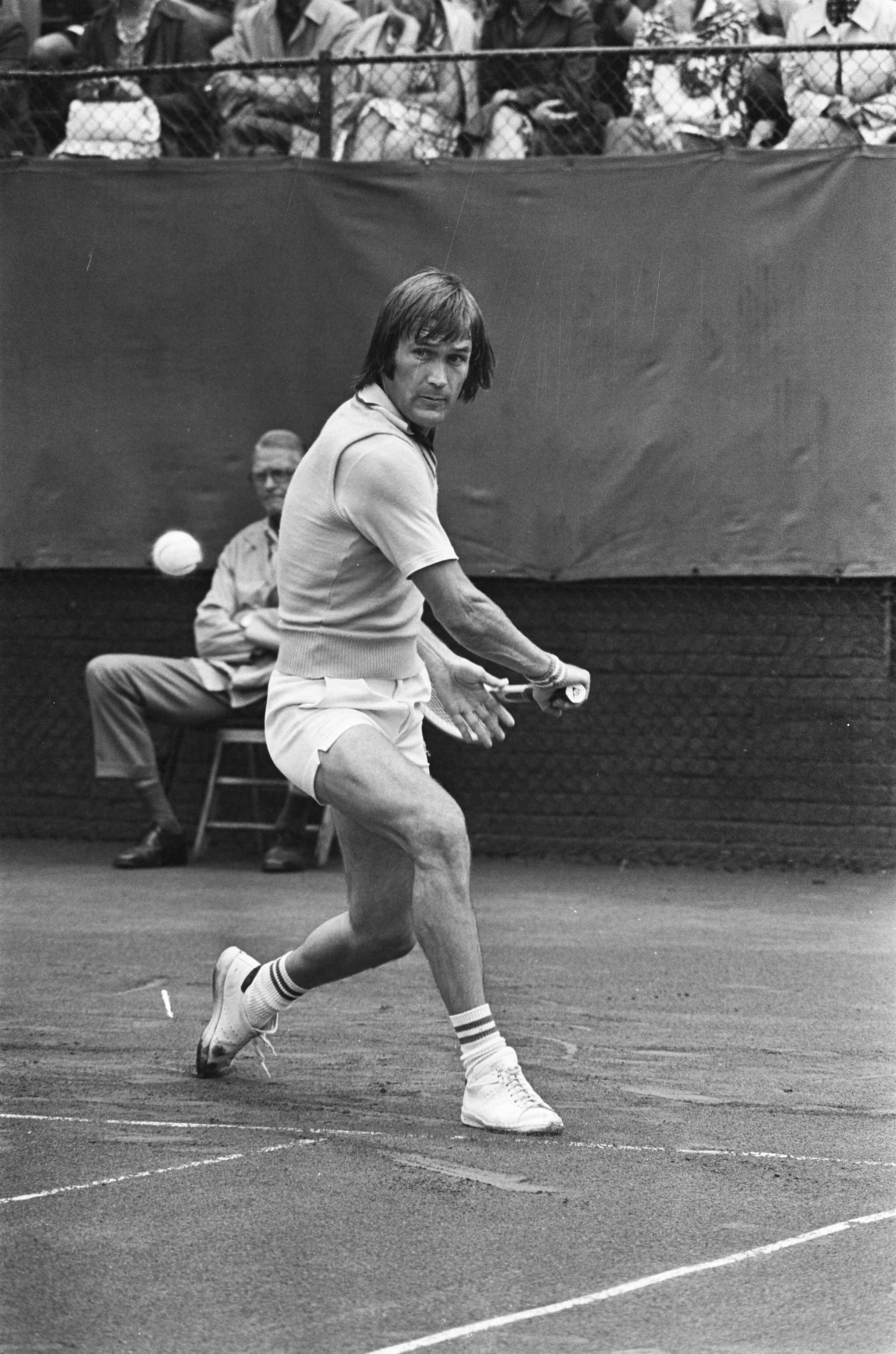 Internationale tenniskampioenschappen 1975 op het Melkhuisje in Hilversum — Franulovic (Joegoslavië) in aktie — Foto: Verhoeff, Bert / Anefo. Licentie: Set B: Rechtenvrij / Publiek Domein. Bron: Nationaal Archief. http://hdl.handle.net/10648/ac6de4e4-d0b4-102d-bcf8-003048976d84