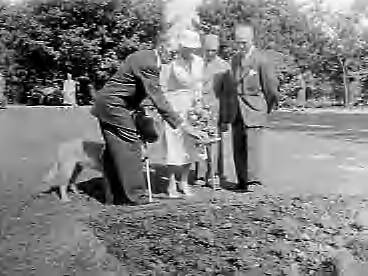 Fotocollectie Anefo — Opening van een blindentuin in Den Haag door mevr. Kolfschoten, echtgenote van de burgemeester van Den Haag — Foto: Pot, Harry / Anefo. Licentie: Set B: Rechtenvrij / Publiek Domein. Bron: Nationaal Archief. http://hdl.handle.net/10648/a9629718-d0b4-102d-bcf8-003048976d84
