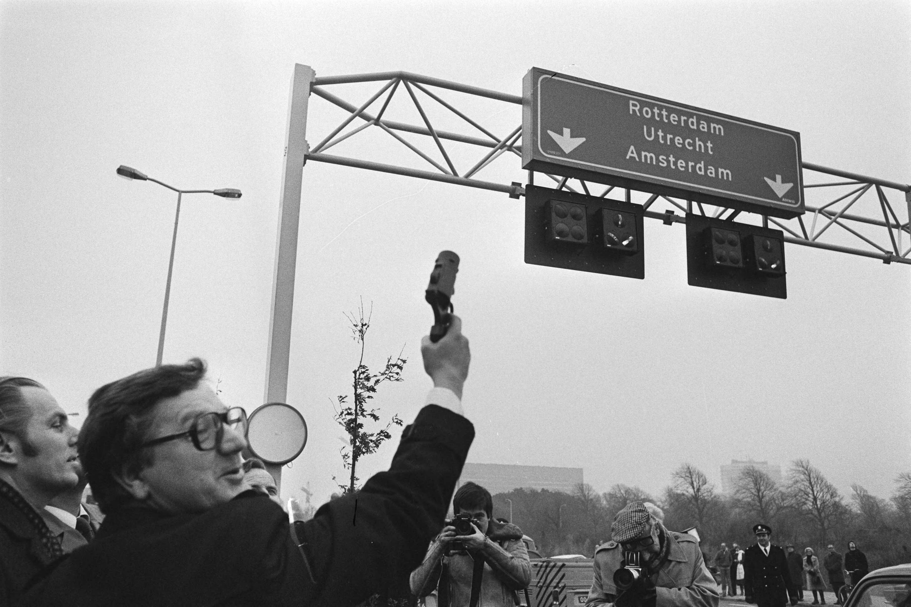 Fotocollectie Anefo — Minister Westerterp opent nieuwe weg Den Haag naar Voorburg, de Utrechtse Baan ; minister Westerterp open weg door pistoolschot — Foto: Peters, Hans / Anefo. Licentie: Set B: Rechtenvrij / Publiek Domein. Bron: Nationaal Archief. http://hdl.handle.net/10648/ac9268d2-d0b4-102d-bcf8-003048976d84