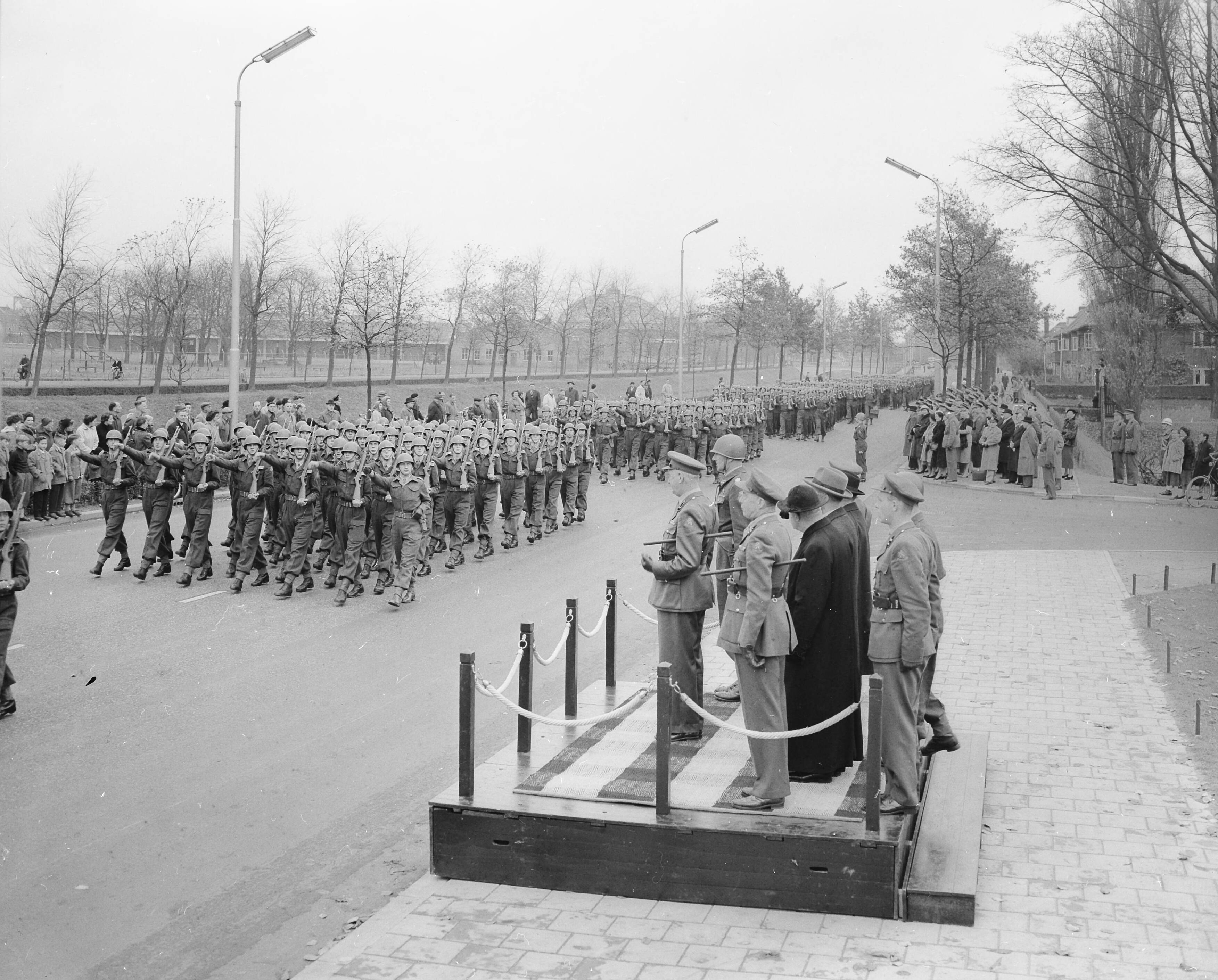 Fotocollectie Anefo — Defilé t.g.v. het 10-jarig bestaan van de Artillerieschool te Breda — Foto: Pot, Harry / Anefo. Licentie: Set B: Rechtenvrij / Publiek Domein. Bron: Nationaal Archief. http://hdl.handle.net/10648/a93eafec-d0b4-102d-bcf8-003048976d84