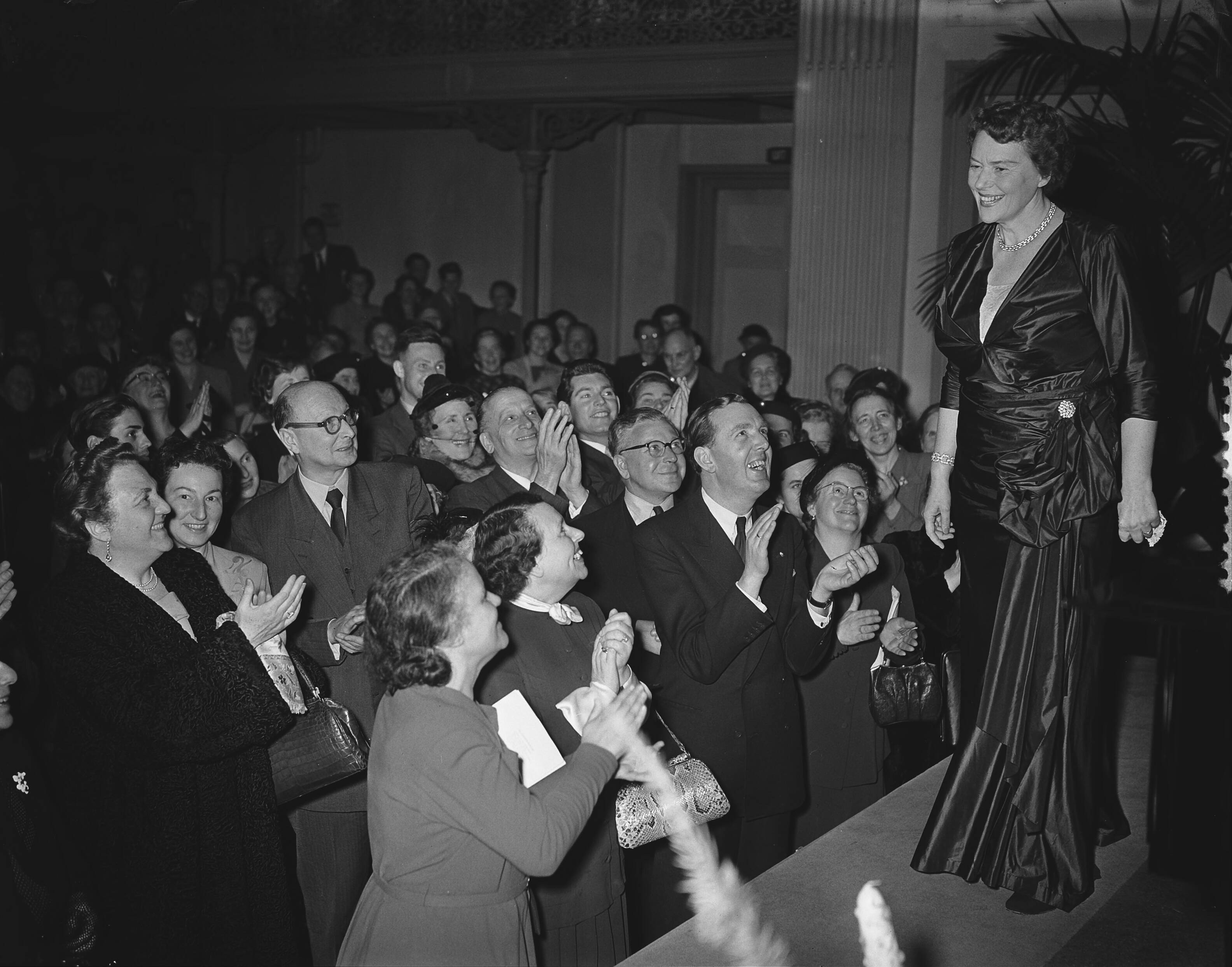 Fotocollectie Anefo — Afscheidsconcert van Jo Vincent in zaal Diligentia te Den Haag — Foto: Bilsen, Joop van / Anefo. Licentie: Set B: Rechtenvrij / Publiek Domein. Bron: Nationaal Archief. http://hdl.handle.net/10648/a91a1d26-d0b4-102d-bcf8-003048976d84