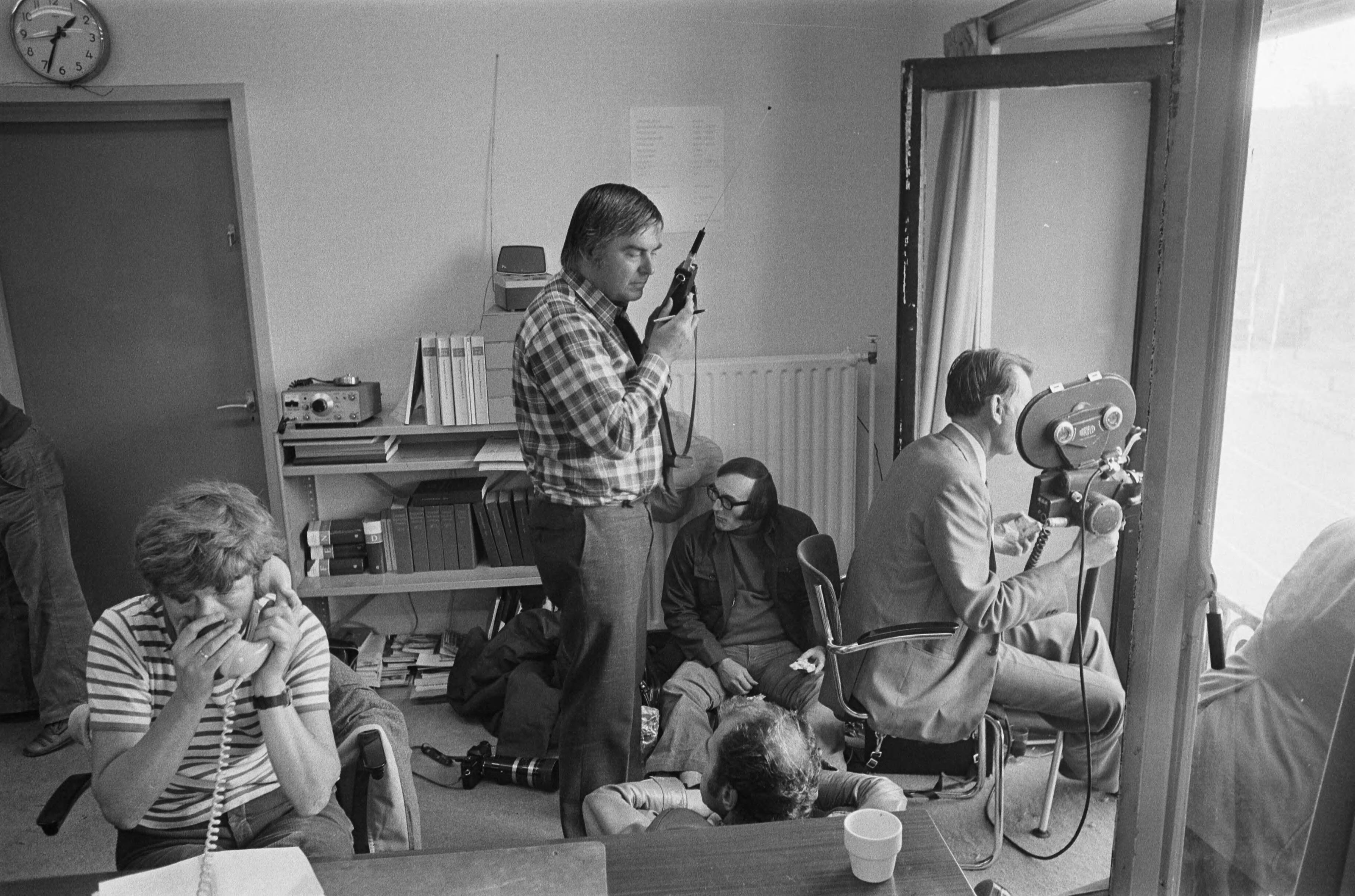 Fotocollectie Anefo — NOS-verslaggever Hans van de Werf (midden) in NOS-studio in Den Haag — Foto: Mieremet, Rob / Anefo. Licentie: Set B: Rechtenvrij / Publiek Domein. Bron: Nationaal Archief. http://hdl.handle.net/10648/ac558d4a-d0b4-102d-bcf8-003048976d84