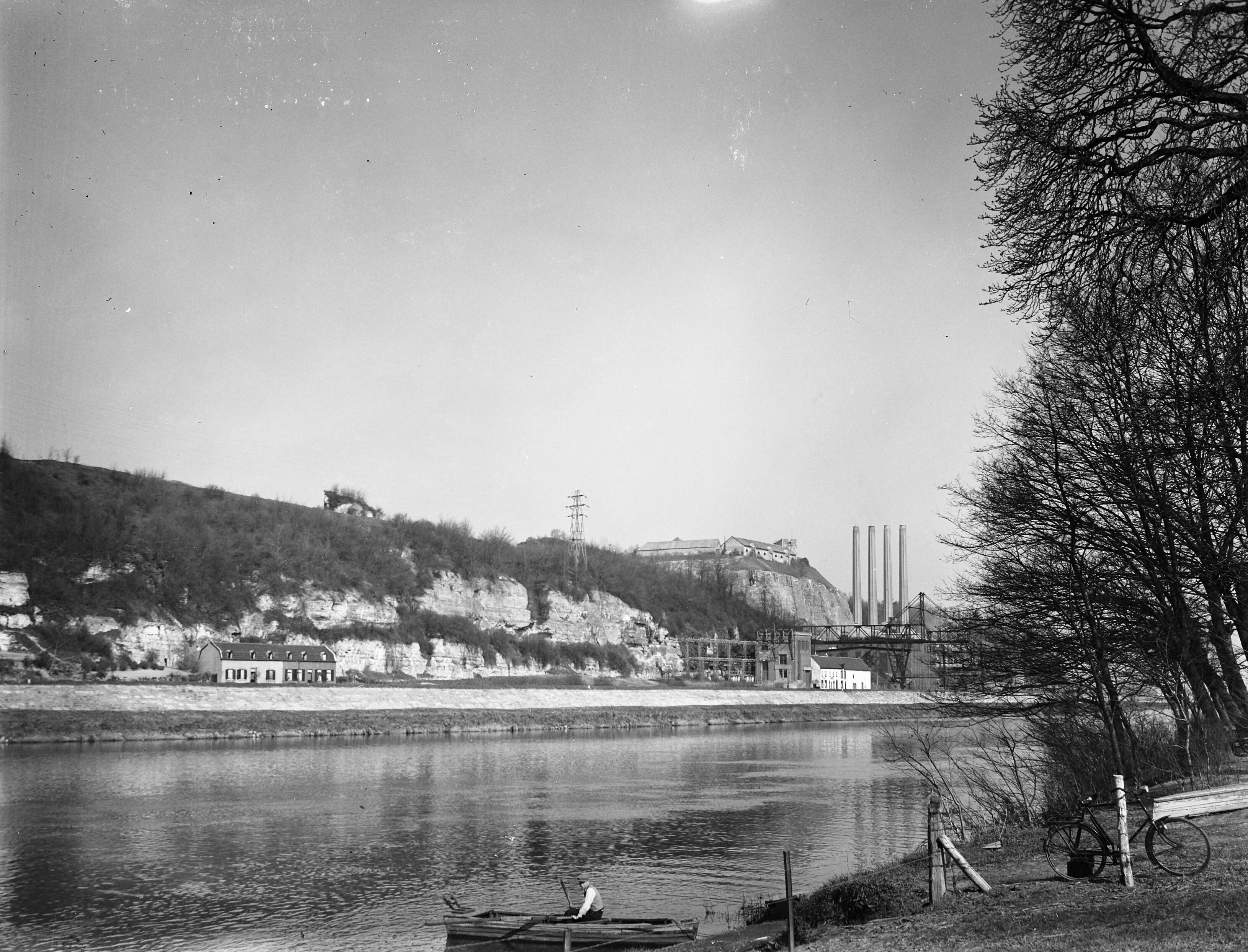 Fotocollectie Anefo — Sint Pietersberg te Maastricht. Op de voorgrond de Maas. — Foto: Moedrik, D. / Anefo. Licentie: Set B: Rechtenvrij / Publiek Domein. Bron: Nationaal Archief. http://hdl.handle.net/10648/a8b47ed0-d0b4-102d-bcf8-003048976d84