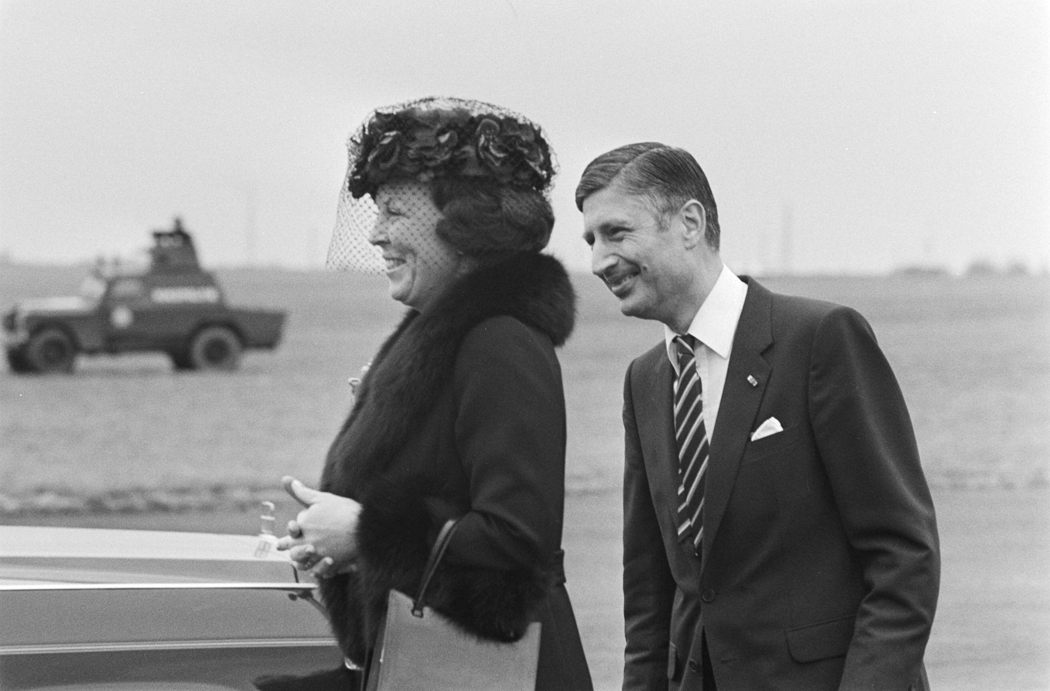 Fotocollectie Anefo — Europese Raad in Maastricht, Prinses Margriet en Van Agt op vliegveld Beek — Foto: Croes, Rob C. / Anefo. Licentie: Set B: Rechtenvrij / Publiek Domein. Bron: Nationaal Archief. http://hdl.handle.net/10648/acf7c7b8-d0b4-102d-bcf8-003048976d84