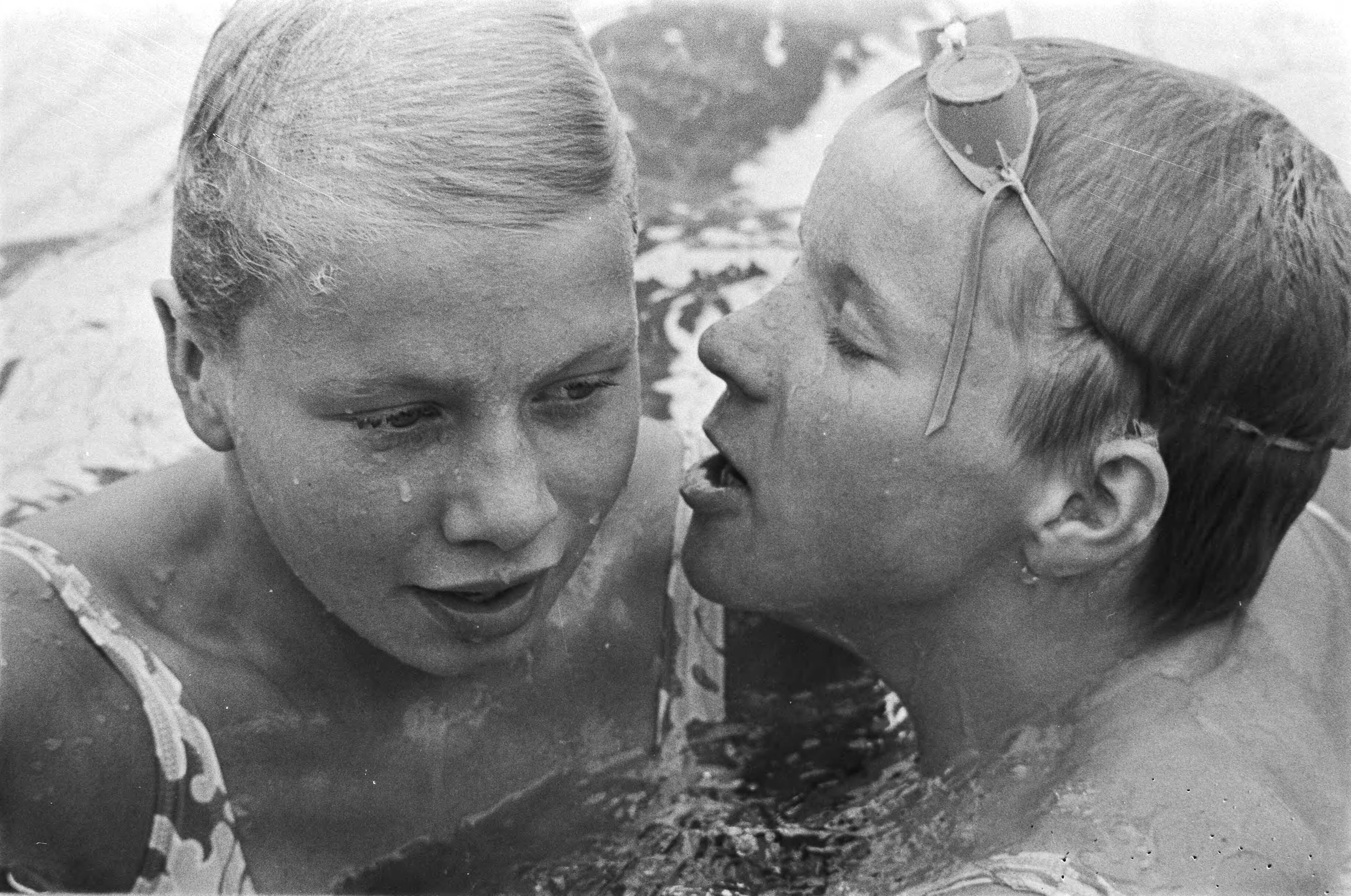 Fotocollectie Anefo — Nationale kampioenschappen zwemmen te Den Haag in zwembad Overbosch, Louise van Vliegen (l) winnares 100 meter vrije slag meisjes onder 12 jaar wordt in het water — Foto: Peters, Hans / Anefo. Licentie: Set B: Rechtenvrij / Publiek Domein. Bron: Nationaal Archief. http://hdl.handle.net/10648/abc7d3ce-d0b4-102d-bcf8-003048976d84
