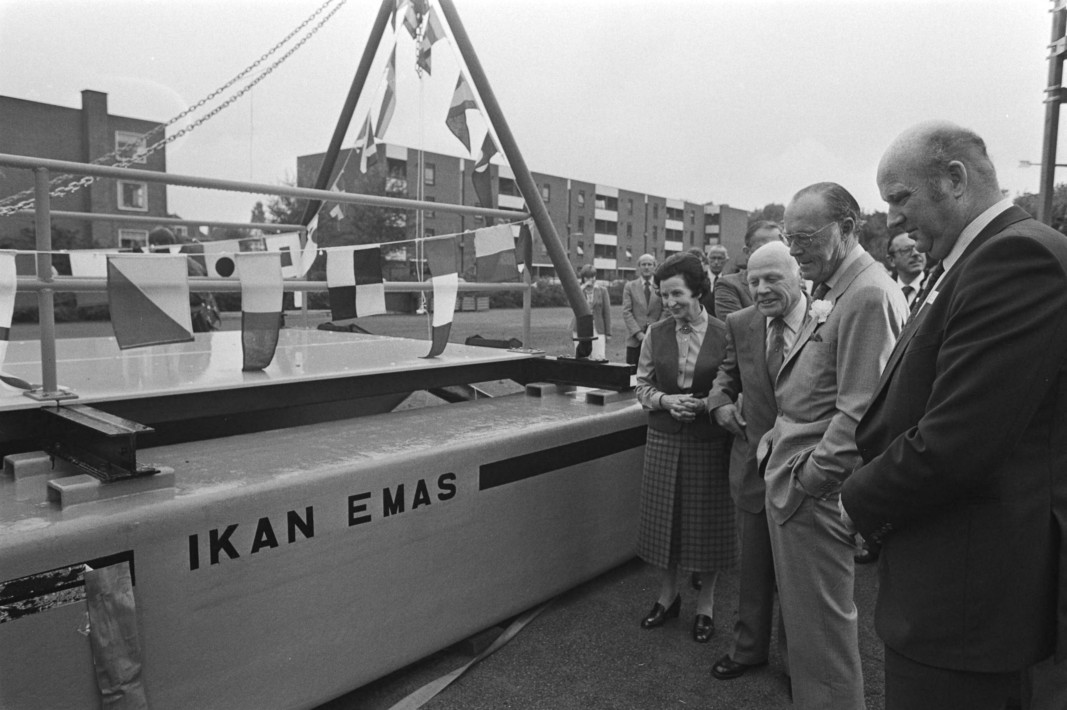Prins Bernhard aanwezig bij de bijeenkomst ter gelegenheid van het 60 jarig bestaan van de HTS in Haarlem — Prins Bernhard kijkt bij het tentoonstellingsobject met het opschrift "Ikan Emas" — Foto: Dijk, Hans van / Anefo. Licentie: Set B: Rechtenvrij / Publiek Domein. Bron: Nationaal Archief. http://hdl.handle.net/10648/acd248d0-d0b4-102d-bcf8-003048976d84