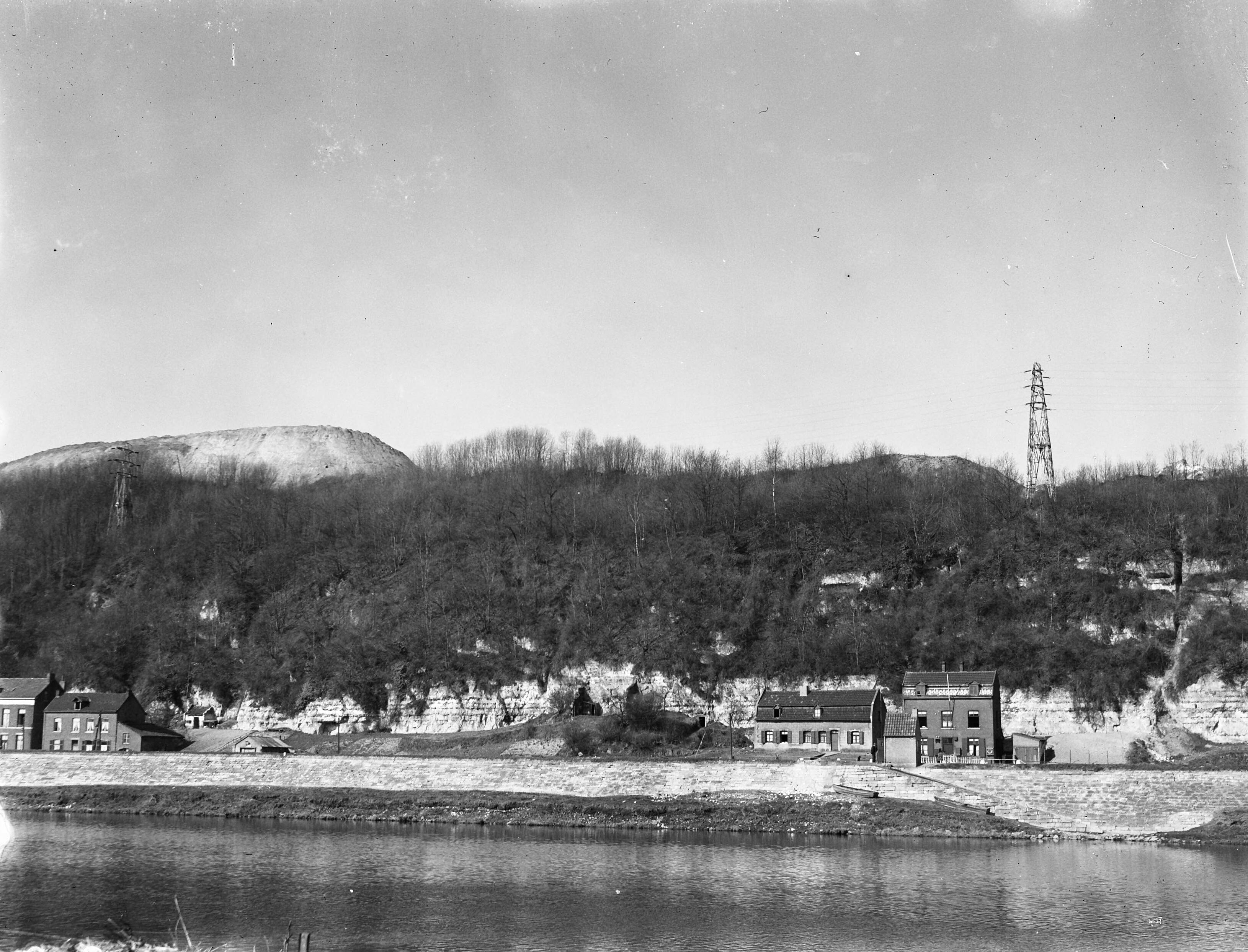 Fotocollectie Anefo — Sint Pietersberg te Maastricht op de grens met België. Op de voorgrond de Maas — Foto: Moedrik, D. / Anefo. Licentie: Set B: Rechtenvrij / Publiek Domein. Bron: Nationaal Archief. http://hdl.handle.net/10648/a8b47e08-d0b4-102d-bcf8-003048976d84