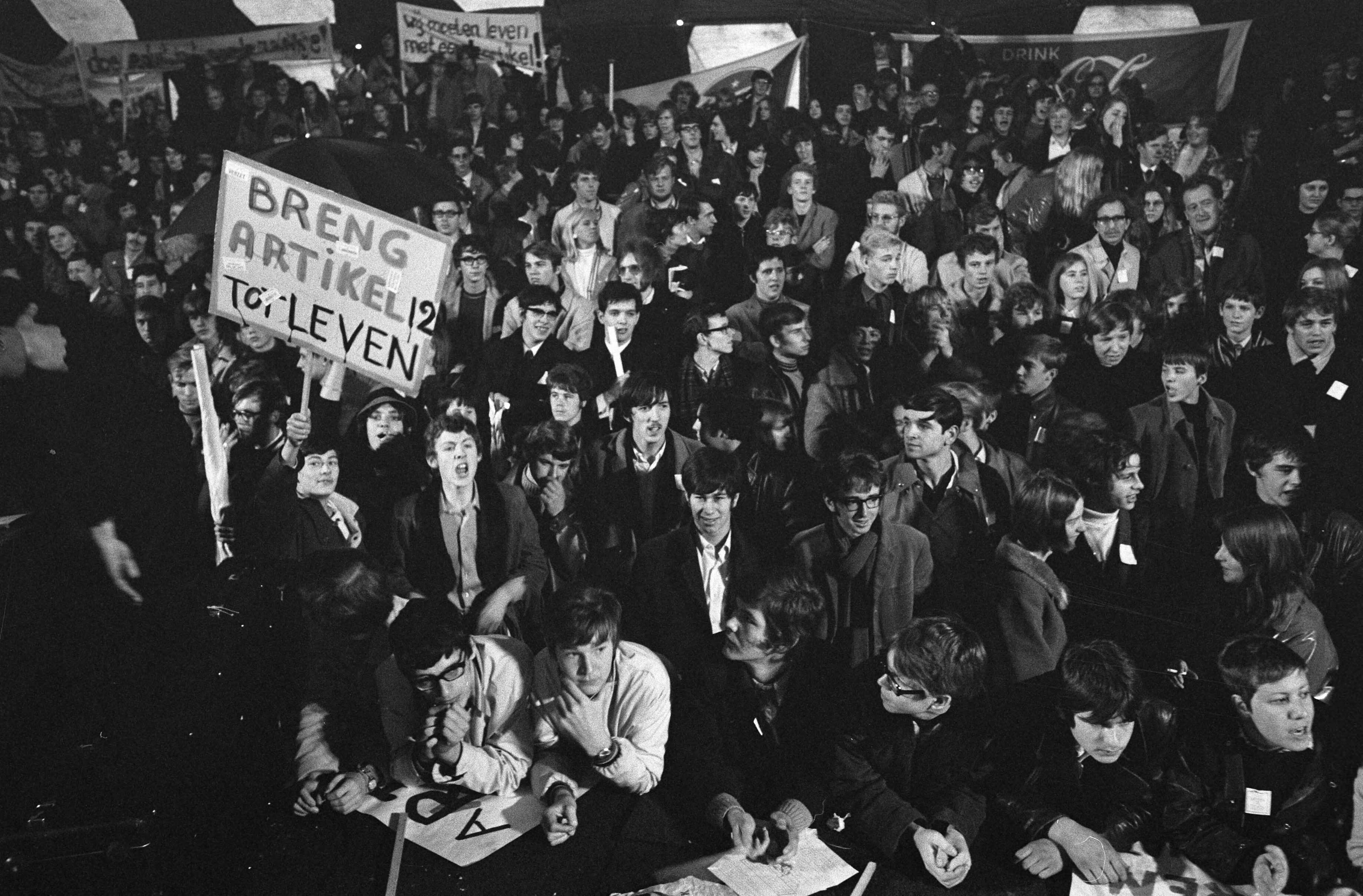 Fotocollectie Anefo — Demonstratie van Werkende Jongeren in Den Haag . In de tent — Foto: Verhoeff, Bert / Anefo. Licentie: Set B: Rechtenvrij / Publiek Domein. Bron: Nationaal Archief. http://hdl.handle.net/10648/ab7fb62a-d0b4-102d-bcf8-003048976d84