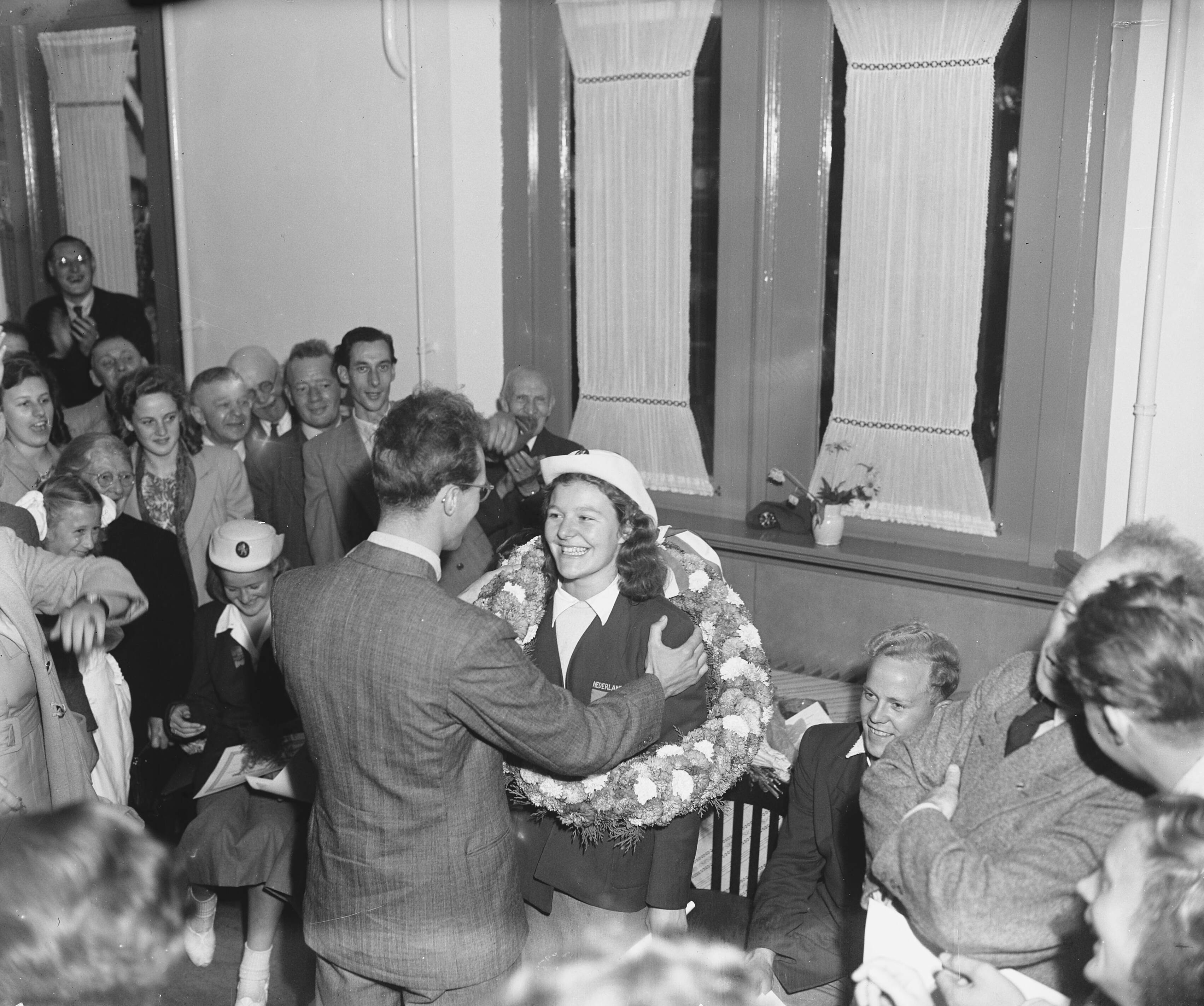 Fotocollectie Anefo — Nel Van Vliet gehuldigd in Hilversum — Foto: Snikkers, Anton / Anefo. Licentie: Set B: Rechtenvrij / Publiek Domein. Bron: Nationaal Archief. http://hdl.handle.net/10648/a8bb1c0e-d0b4-102d-bcf8-003048976d84