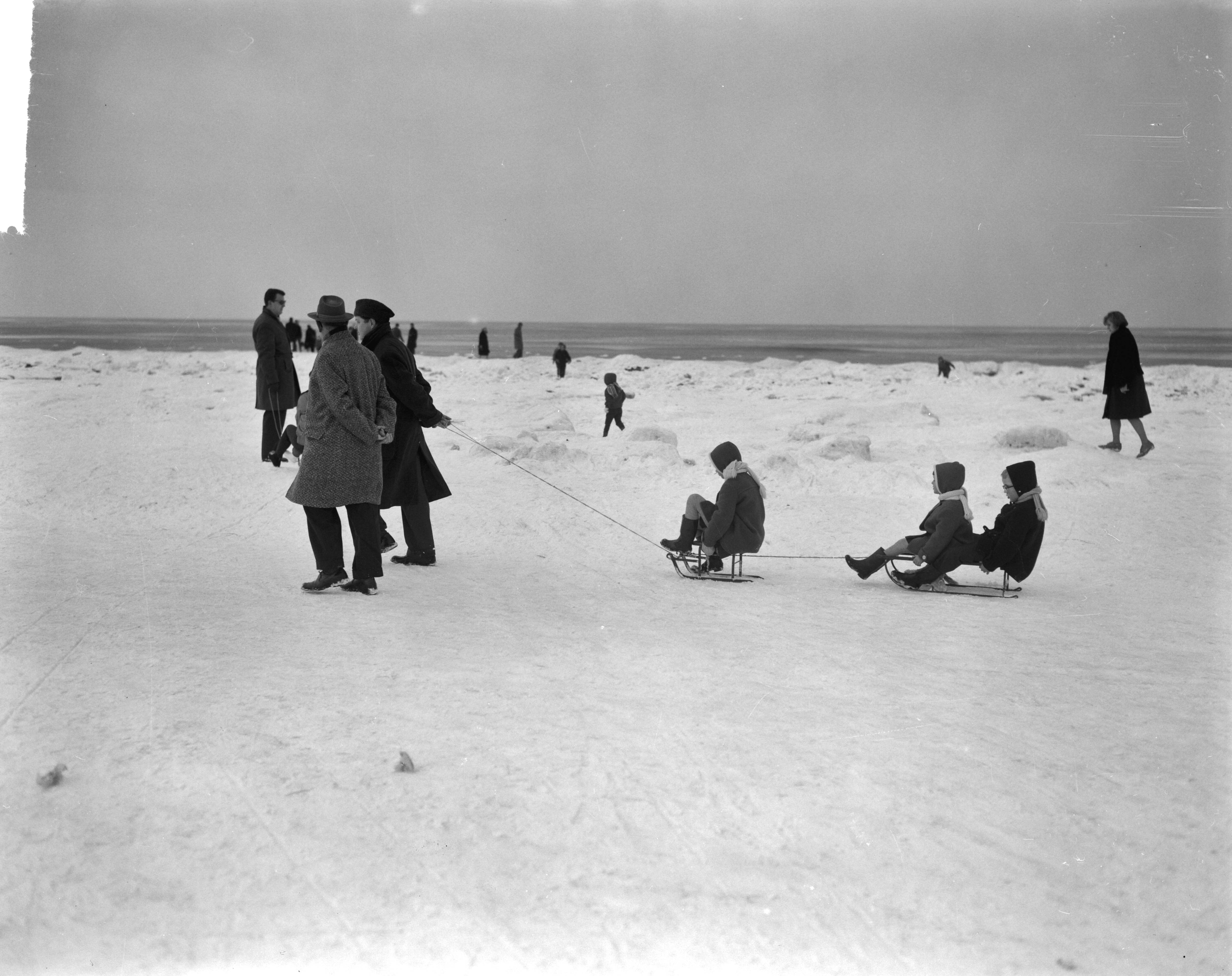 Fotocollectie Anefo — Zandvoort. Schansspringen met de slee door jeugd te Zandvoort — Foto: Bilsen, Joop van / Anefo. Licentie: Set B: Rechtenvrij / Publiek Domein. Bron: Nationaal Archief. http://hdl.handle.net/10648/aa28825c-d0b4-102d-bcf8-003048976d84