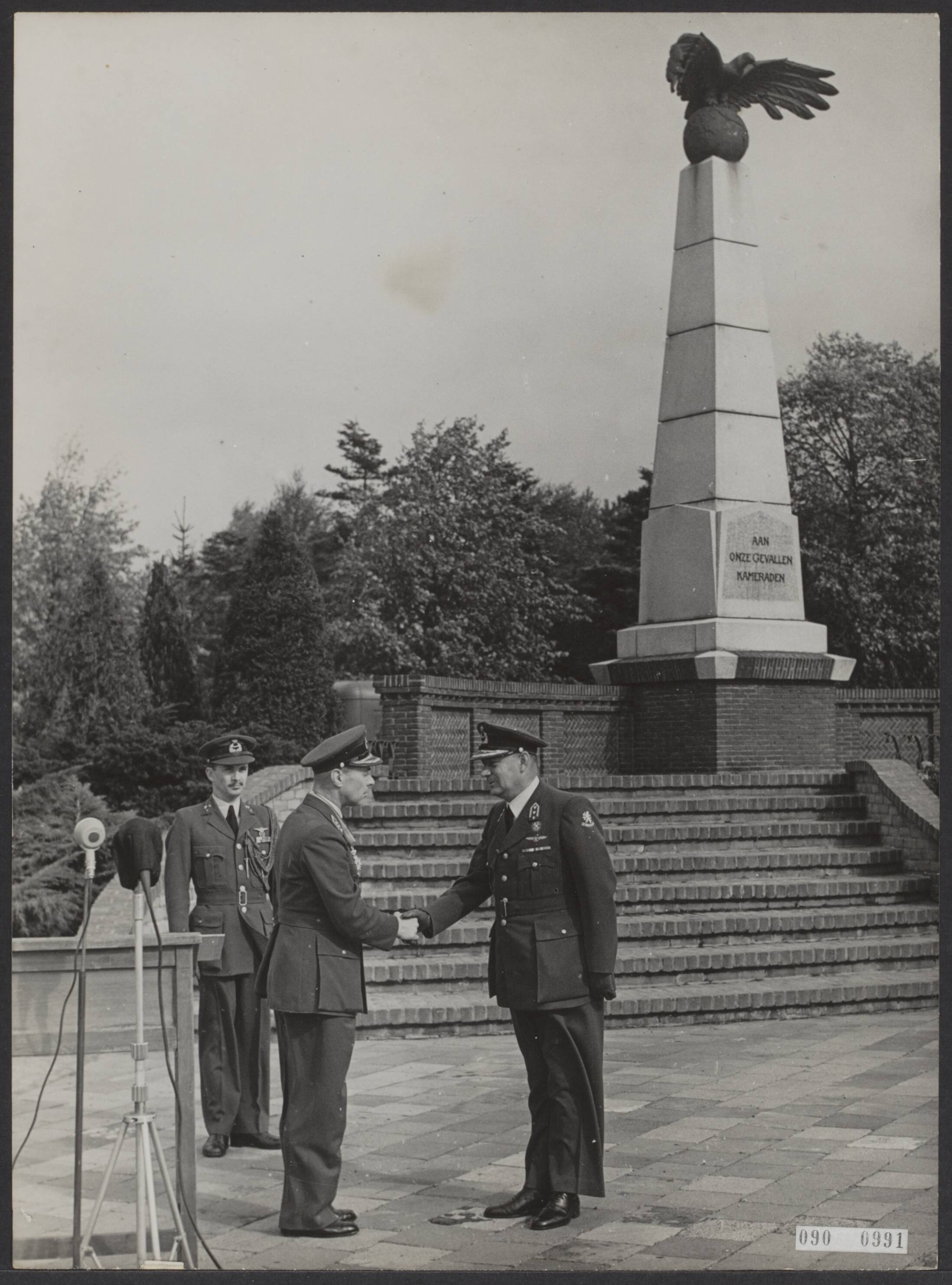 Fotocollectie Elsevier Binnenland — De luitenant-generaal-vlieger I.A. Aler (links) droeg op vliegbasis Soesterberg zijn functie van Chef Luchmachtstaf over aan generaal-majoor-waarnemer A. Baretta, die bij Koninklijk Besluit benoemd is tot luitenant-generaal — Foto: Fotograaf Onbekend / Anefo. Licentie: Set B: Rechtenvrij / Publiek Domein. Bron: Nationaal Archief. http://hdl.handle.net/10648/ae1d938e-d0b4-102d-bcf8-003048976d84