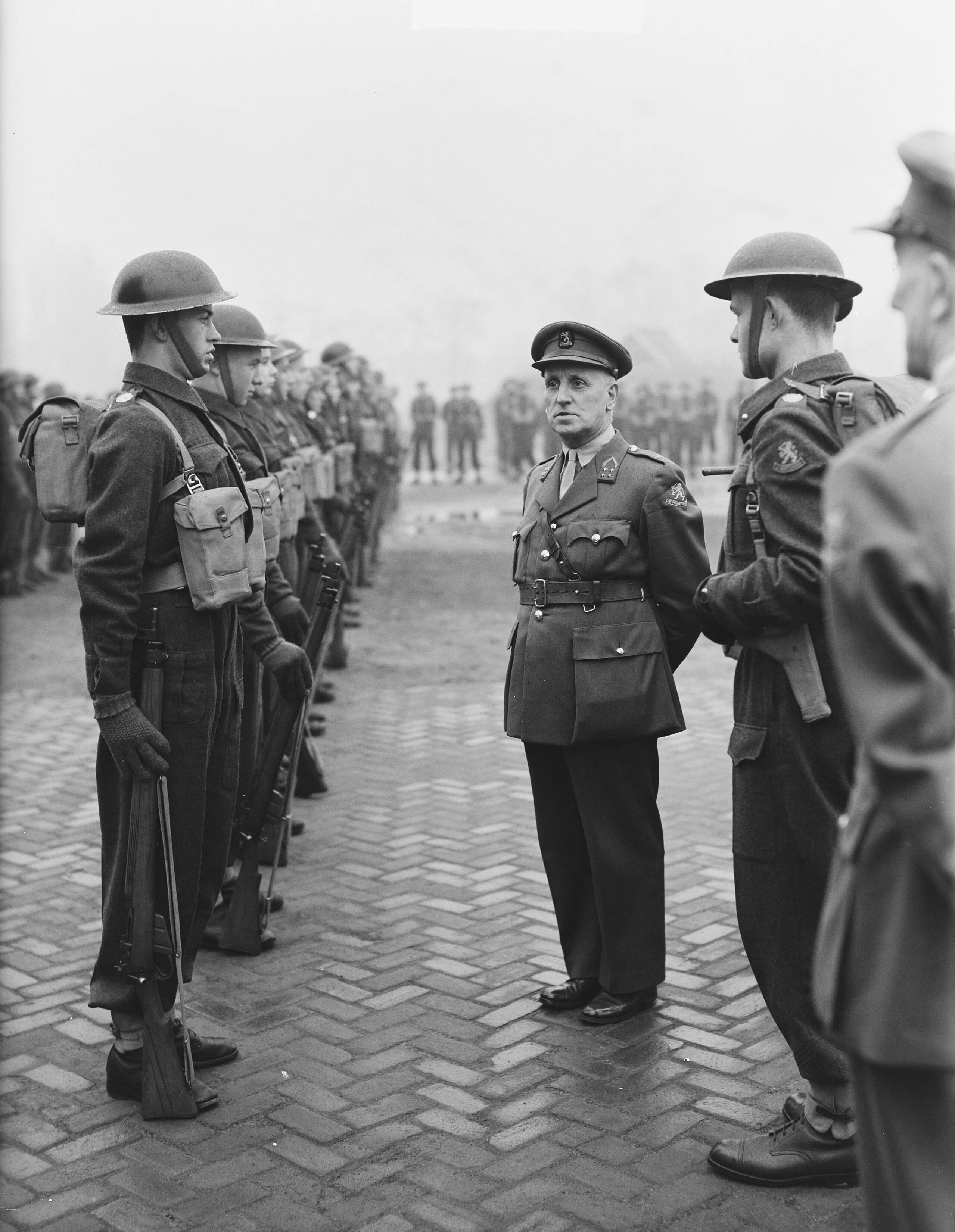 Zware luchtdoelartillerie-parade in Breda door generaal-majoor J.A.A. Sitsen en inspectie — Zware luchtdoelartillerie-parade in Breda. Inspectie door generaal-majoor J.A.A. Sitsen — Foto: Pot, Harry / Anefo. Licentie: Set B: Rechtenvrij / Publiek Domein. Bron: Nationaal Archief. http://hdl.handle.net/10648/a8e61e54-d0b4-102d-bcf8-003048976d84