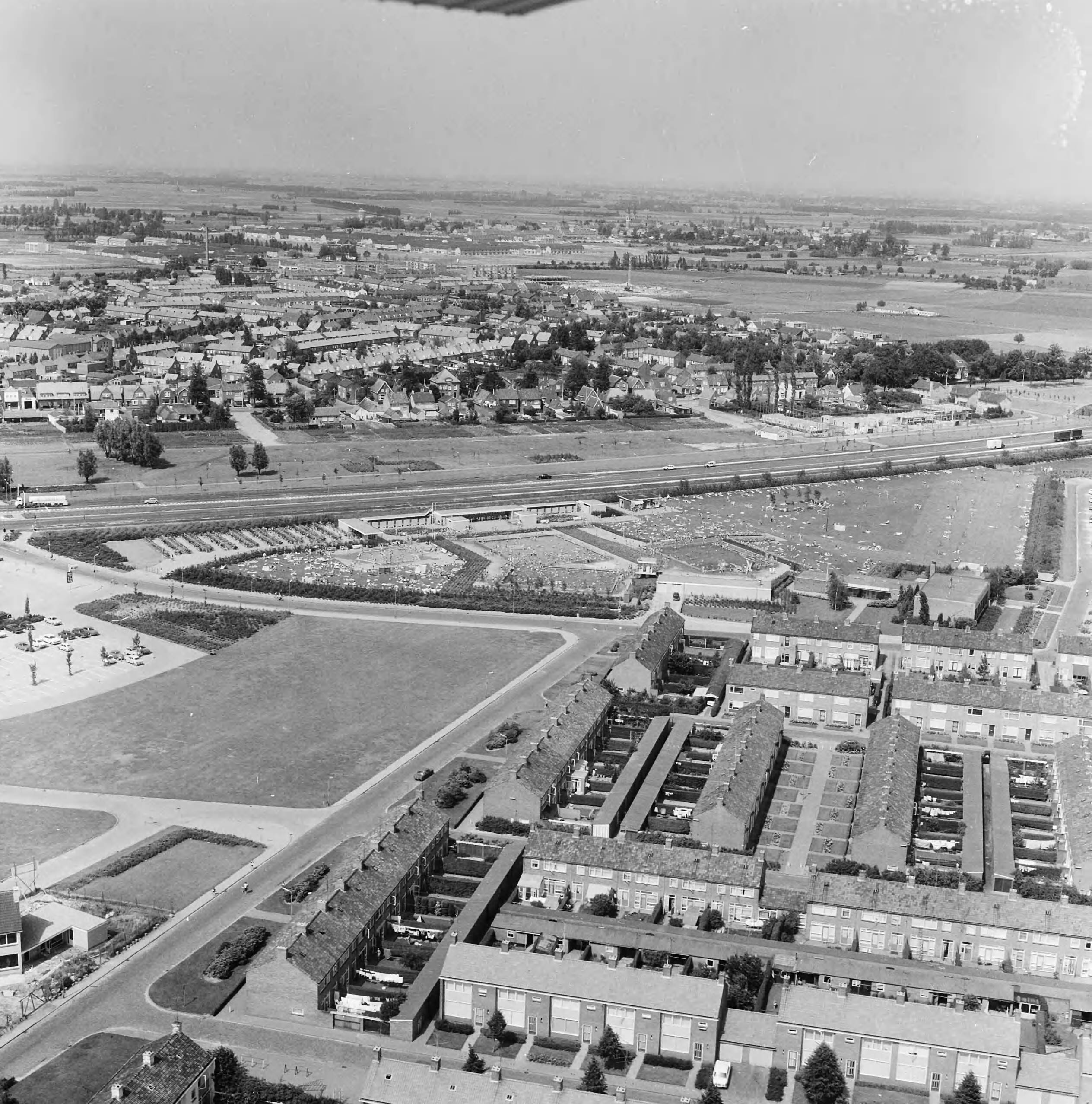 Fotocollectie Nederlandse Heidemaatschappij — Luchtopname. Openluchtzwembad te Etten — Foto: Fotograaf Onbekend / Heidemij. Licentie: Set B: Rechtenvrij / Publiek Domein. Bron: Nationaal Archief. http://hdl.handle.net/10648/ae4f7fac-d0b4-102d-bcf8-003048976d84
