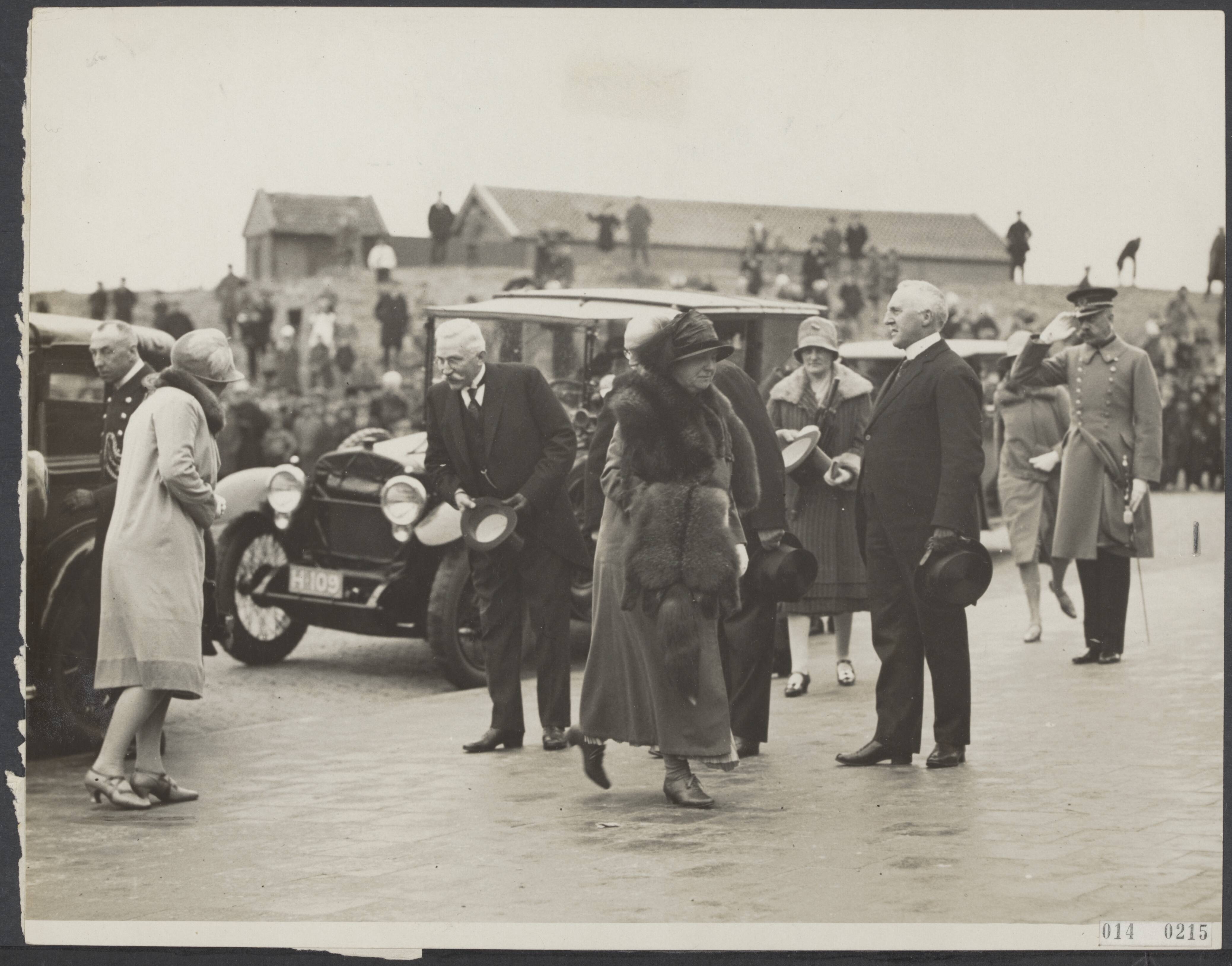 Fotocollectie Elsevier Binnenland — Koningin Wilhelmina arriveert met prinses Juliana in Scheveningen voor de inwijding van de Julianakerk — Foto: N.V. Vereenigde Fotobureaux. Licentie: Set B: Rechtenvrij / Publiek Domein. Bron: Nationaal Archief. http://hdl.handle.net/10648/adaff1bc-d0b4-102d-bcf8-003048976d84