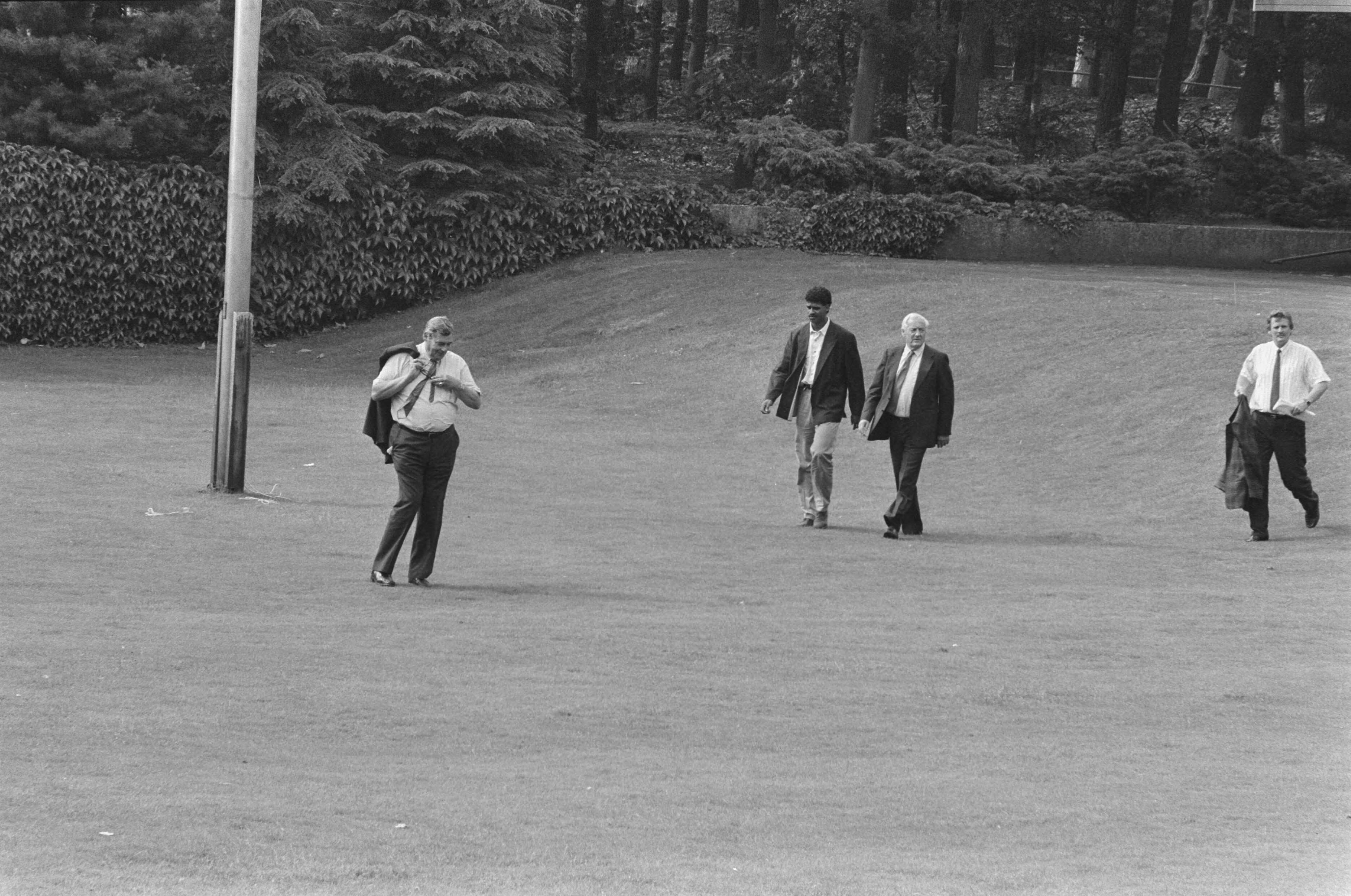 Fotocollectie Anefo — Zeist, voetballer Frank Rijkaard voor arbitragecommissie i.v.m. tekenen van contracten voor zowel Ajax als PSV; wandelend naar de zitting; vlnr — Foto: Bogaerts, Rob / Anefo. Licentie: Set B: Rechtenvrij / Publiek Domein. Bron: Nationaal Archief. http://hdl.handle.net/10648/ad620d44-d0b4-102d-bcf8-003048976d84
