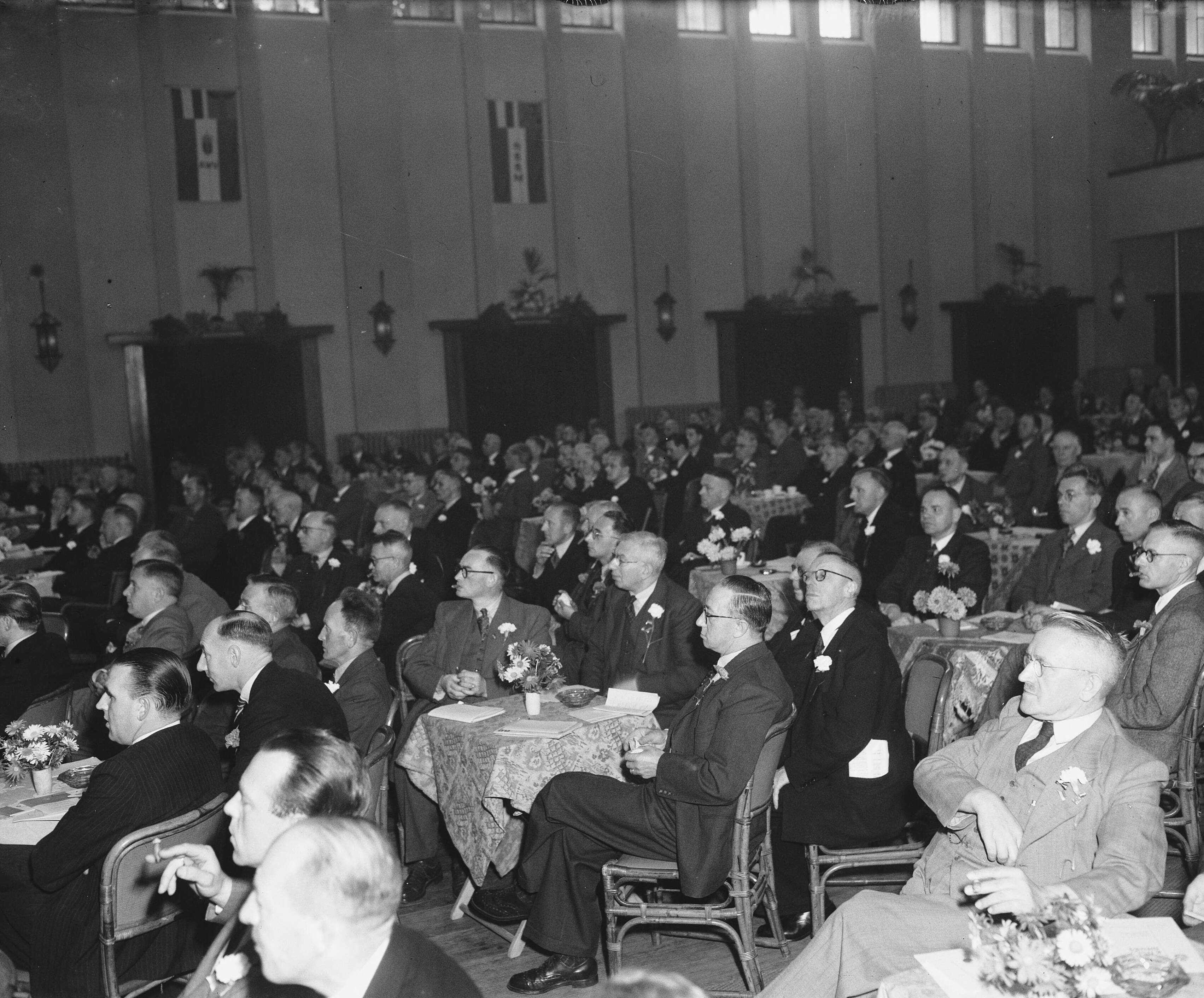 Fotocollectie Anefo — Congres van de Koninklijke Nederlandse Middenstandsbond in de Concertzaal te Haarlem. Overzicht zaal — Foto: Merk, Ben / Anefo. Licentie: Set B: Rechtenvrij / Publiek Domein. Bron: Nationaal Archief. http://hdl.handle.net/10648/a8bceb2e-d0b4-102d-bcf8-003048976d84