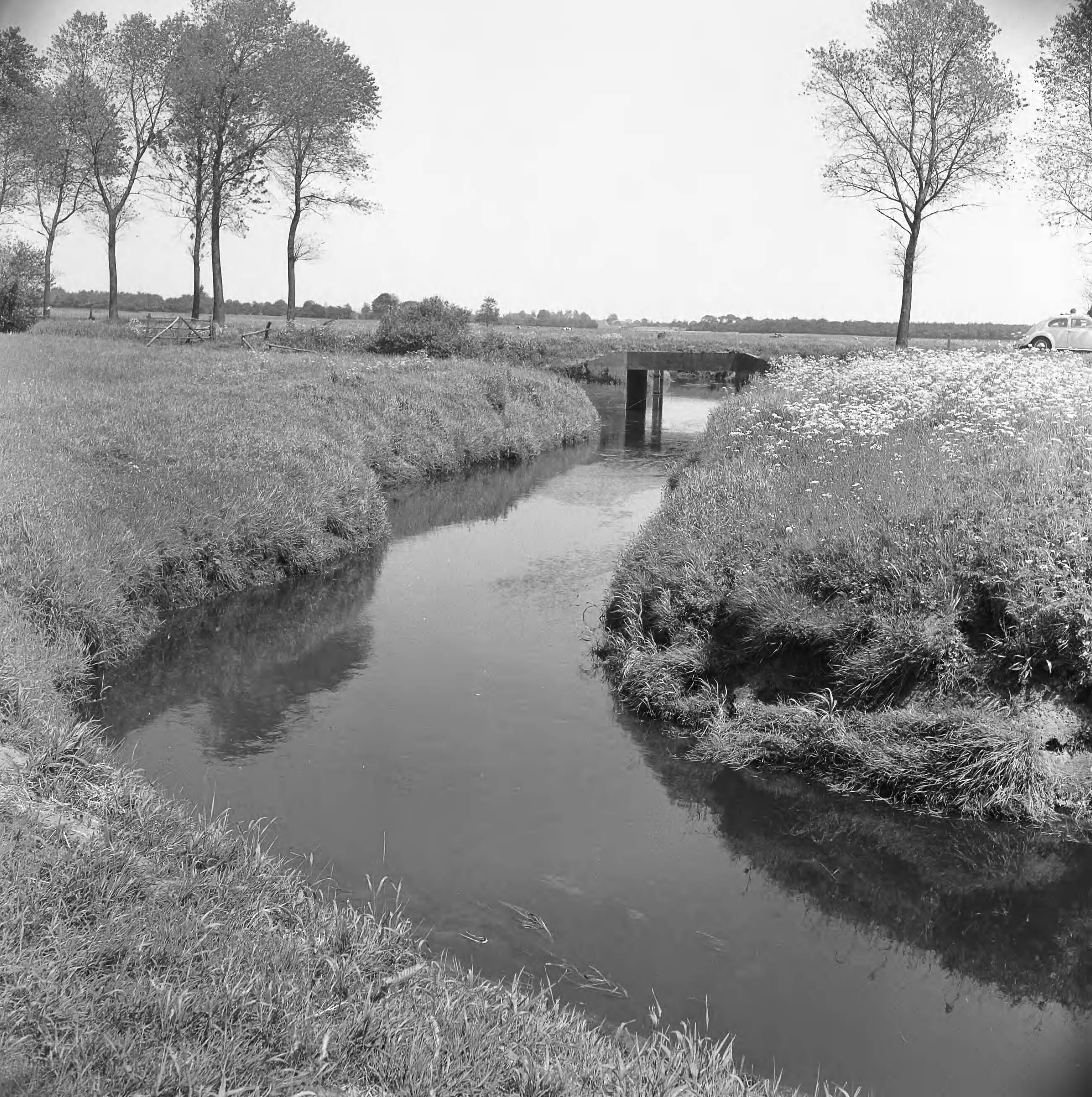 Fotocollectie Nederlandse Heidemaatschappij — Oude stroom met brug in de weg Roden - Langelo — Foto: Eyssen, [...] / Heidemij. Licentie: Set B: Rechtenvrij / Publiek Domein. Bron: Nationaal Archief. http://hdl.handle.net/10648/ae7437ac-d0b4-102d-bcf8-003048976d84