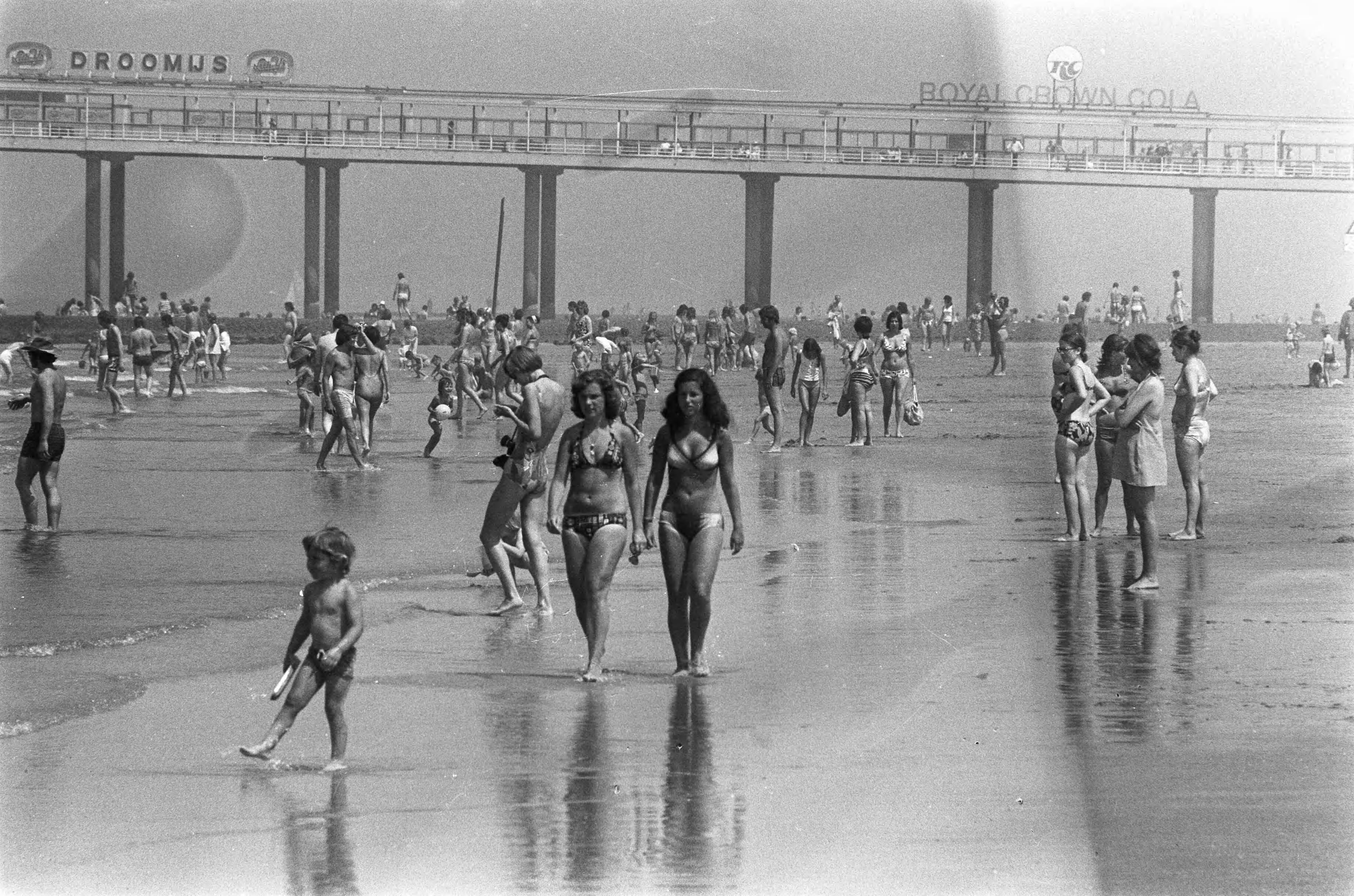 Fotocollectie Anefo — Drukte op strand Scheveningen, drukte bij zee — Foto: Verhoeff, Bert / Anefo. Licentie: Set B: Rechtenvrij / Publiek Domein. Bron: Nationaal Archief. http://hdl.handle.net/10648/ac2f8a14-d0b4-102d-bcf8-003048976d84