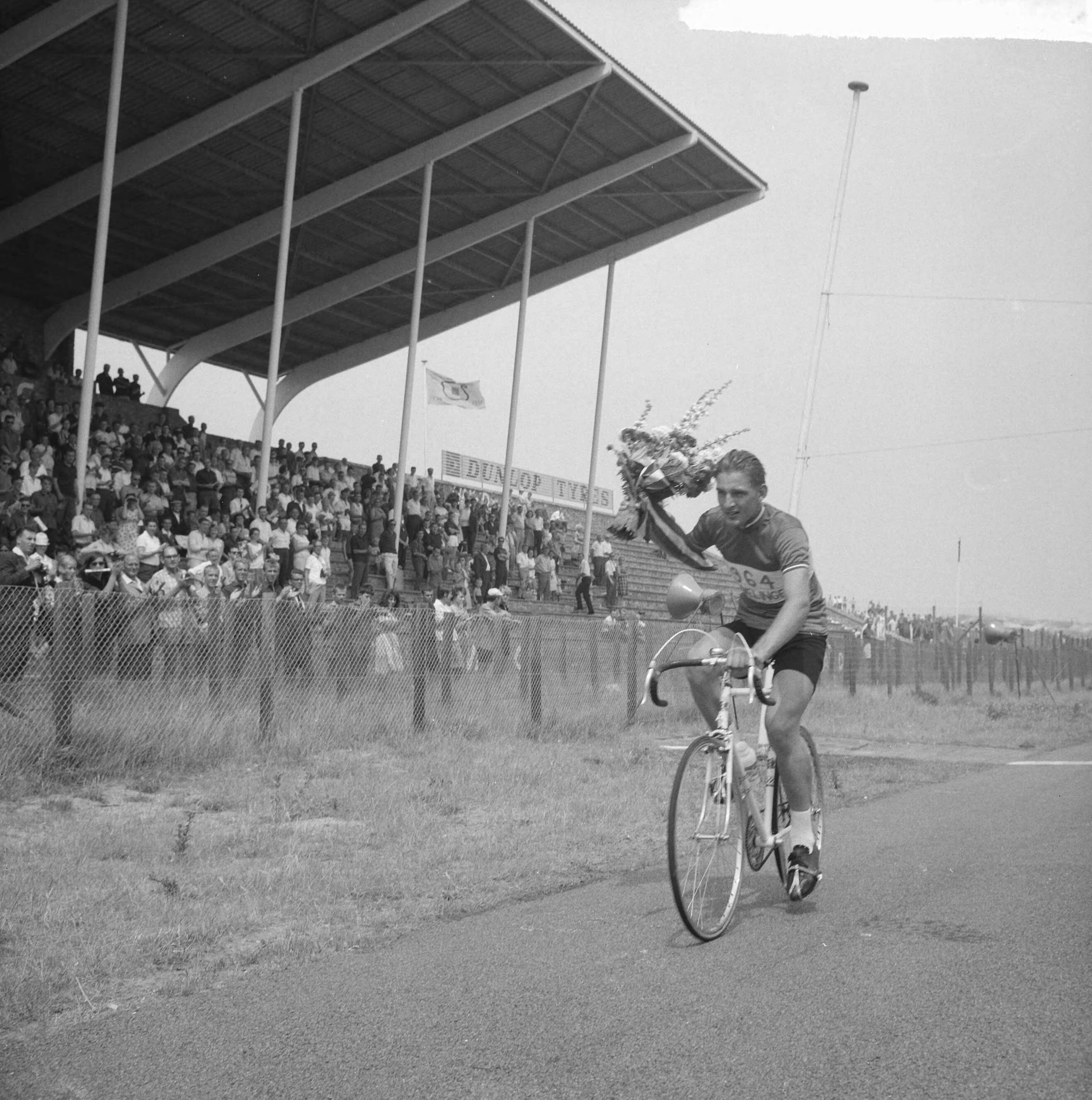 Fotocollectie Anefo — Kampioenschap Wielrennen op de weg 1964 te Zandvoort, kampioen van Nederland bij de nieuwelingen T. Groen uit Follega na de huldiging tijdens ereronde — Foto: Nijs, Jac. de / Anefo. Licentie: Set B: Rechtenvrij / Publiek Domein. Bron: Nationaal Archief. http://hdl.handle.net/10648/aa711eea-d0b4-102d-bcf8-003048976d84