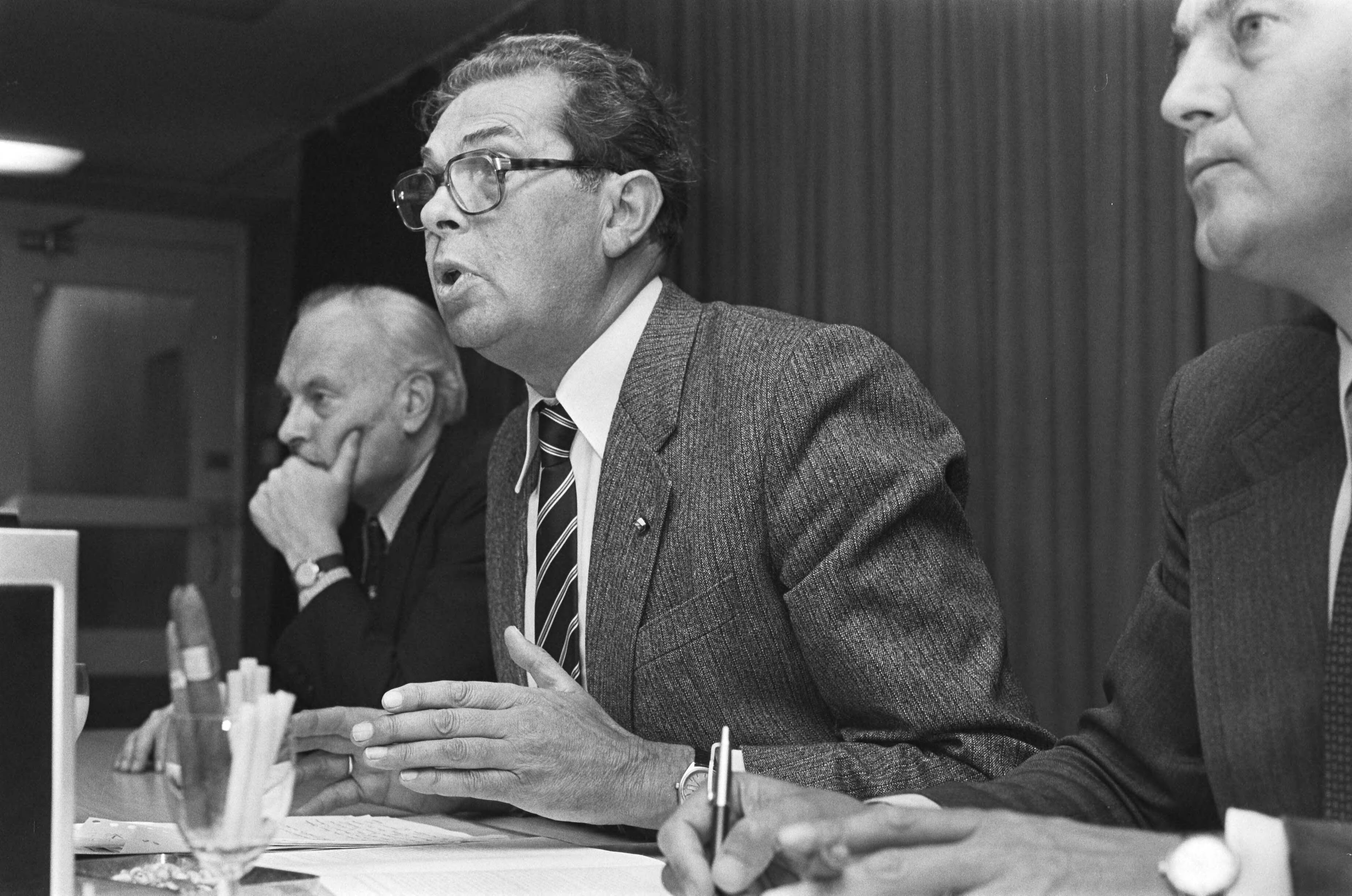 Persconferentie over het afzeggen van het bezoek van premier Biesheuvel aan de Nederlandse Antillen in perscentrum Nieuwspoort in Den Haag — Biesheuvel, Barend|Den Haag|Zuid-Holland|persconferenties |ministers-presidenten |bezoeken — Foto: Antonisse, Marcel / Anefo. Licentie: Set B: Rechtenvrij / Publiek Domein. Bron: Nationaal Archief. http://hdl.handle.net/10648/ace77b9c-d0b4-102d-bcf8-003048976d84