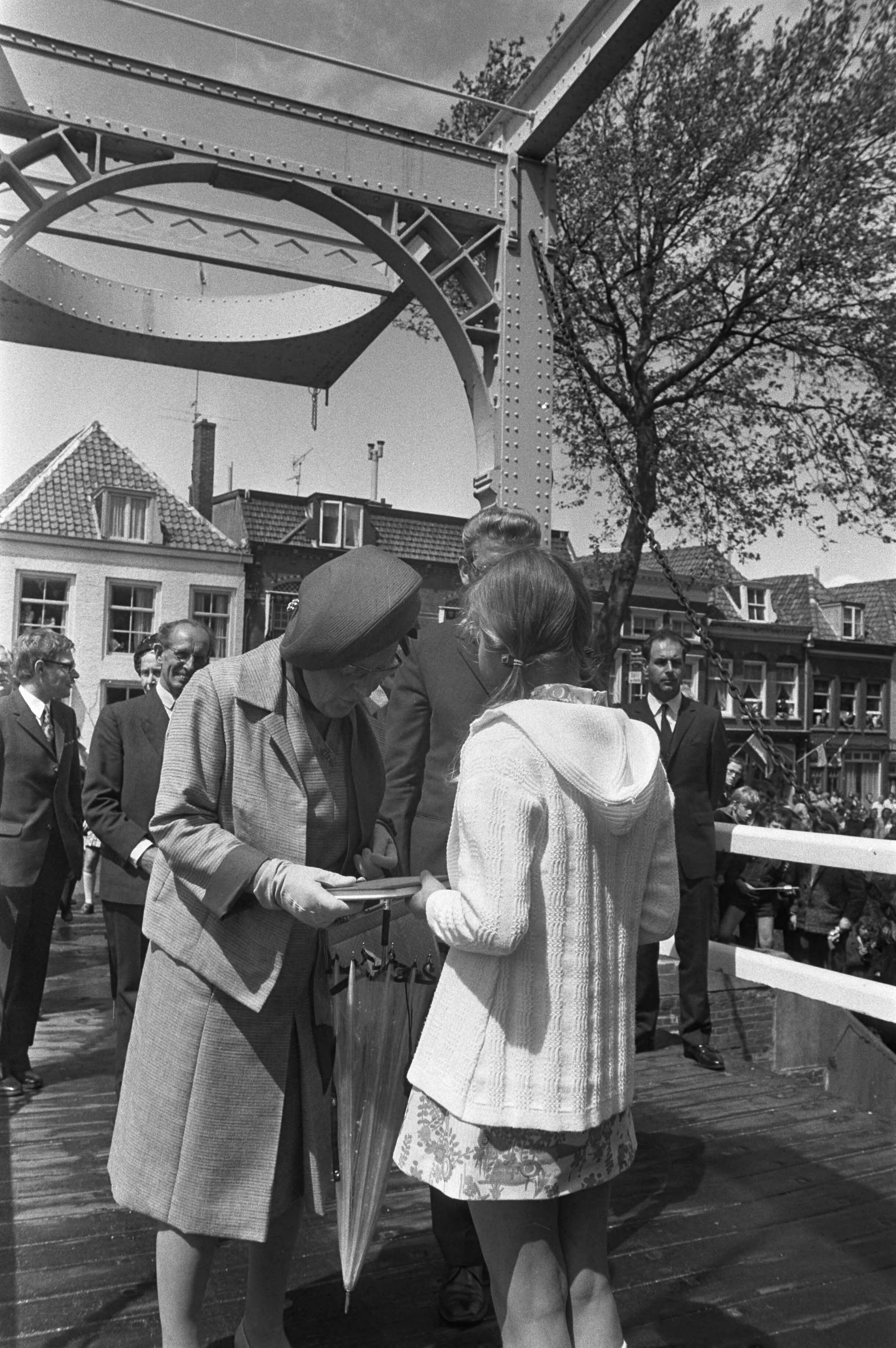 Koningin Juliana tijdens een werkbezoek aan de provincie Utrecht — Koningin Juliana in de wijk Vreeswijk, in Nieuwegein, in gezelschap van burgemeester Frans Hermsen — Foto: Fotograaf Onbekend / Anefo. Licentie: Set B: Rechtenvrij / Publiek Domein. Bron: Nationaal Archief. http://hdl.handle.net/10648/abeb151e-d0b4-102d-bcf8-003048976d84