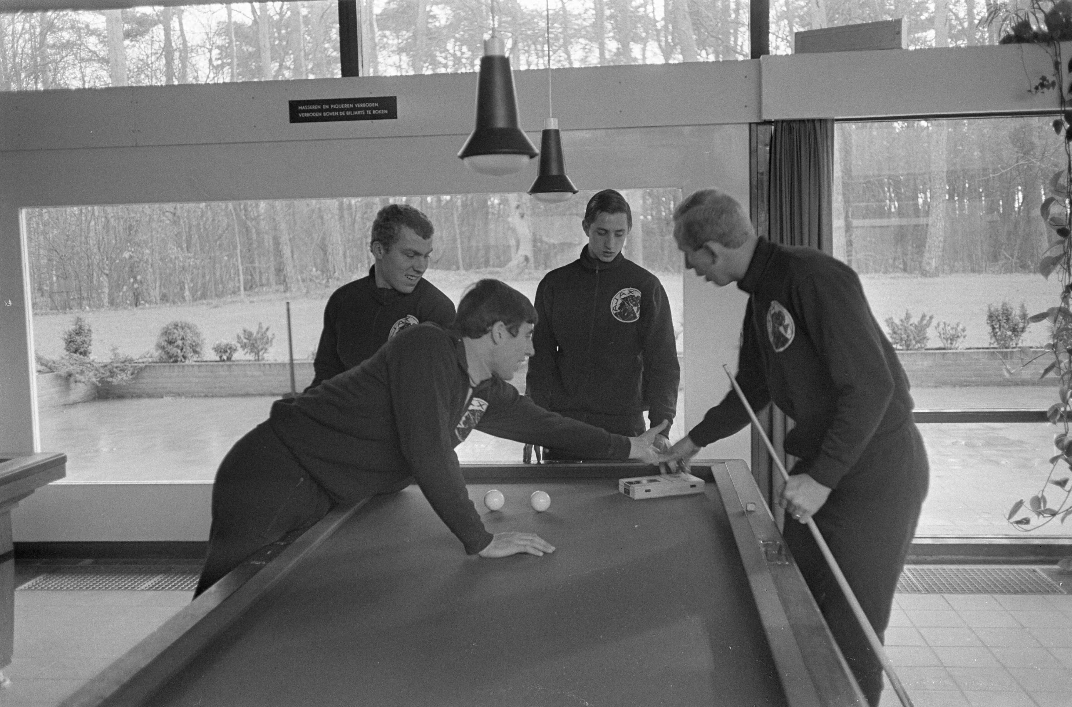 Fotocollectie Anefo — Ajax in KNVB-centrum te Zeist, v.l.n.r. reserve De Wolf Swart, Cruijff, Groot, bij het biljart — Foto: Koch, Eric / Anefo. Licentie: Set B: Rechtenvrij / Publiek Domein. Bron: Nationaal Archief. http://hdl.handle.net/10648/ab077476-d0b4-102d-bcf8-003048976d84